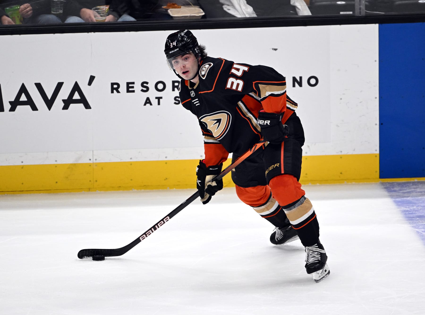 ANAHEIM, CA - APRIL 19: Anaheim Ducks defenseman Jamie Drysdale (34) passes the puck during the first period of an NHL hockey game against the Los Angeles Kings played on April 19, 2022 at the Honda Center in Anaheim, CA. (Photo by John Cordes/Icon Sportswire via Getty Images)