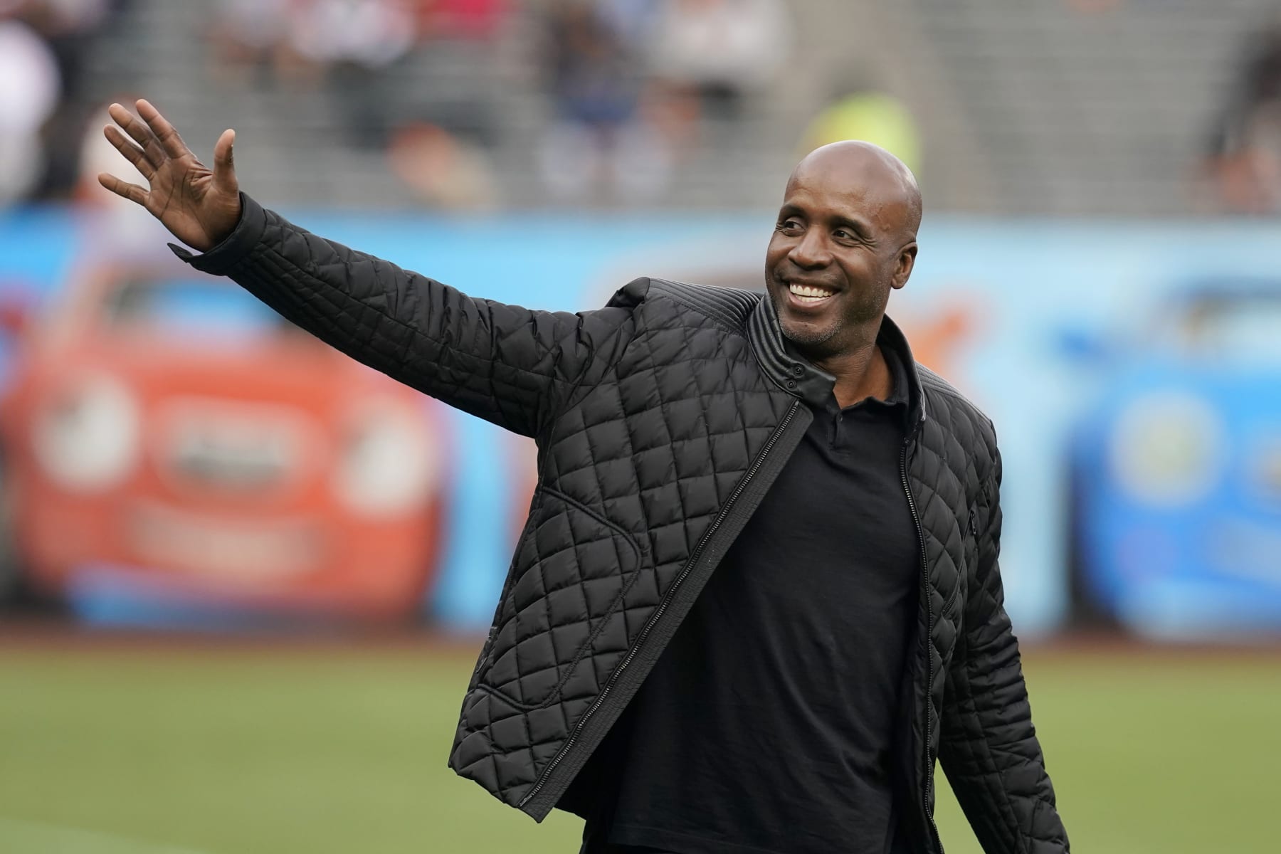 Former San Francisco Giants player Barry Bonds waves as he arrives at a ceremony honoring Hunter Pence on the team's Wall of Fame before a baseball game between the Giants and the Los Angeles Dodgers in San Francisco, Saturday, Sept. 17, 2022. (AP Photo/Jeff Chiu)