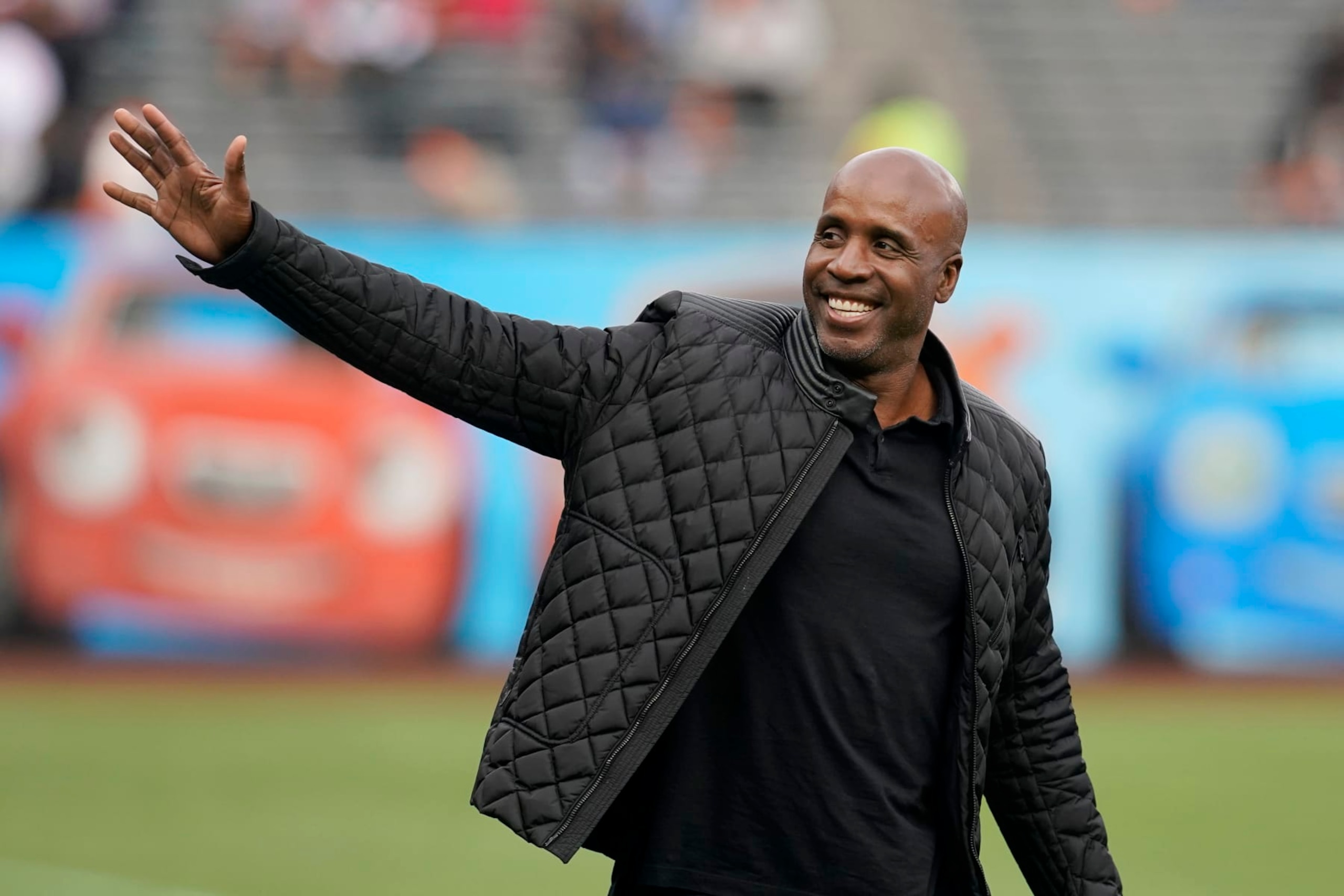 Former San Francisco Giants player Barry Bonds waves as he arrives at a ceremony honoring Hunter Pence on the team's Wall of Fame before a baseball game between the Giants and the Los Angeles Dodgers in San Francisco, Saturday, Sept. 17, 2022. (AP Photo/Jeff Chiu)