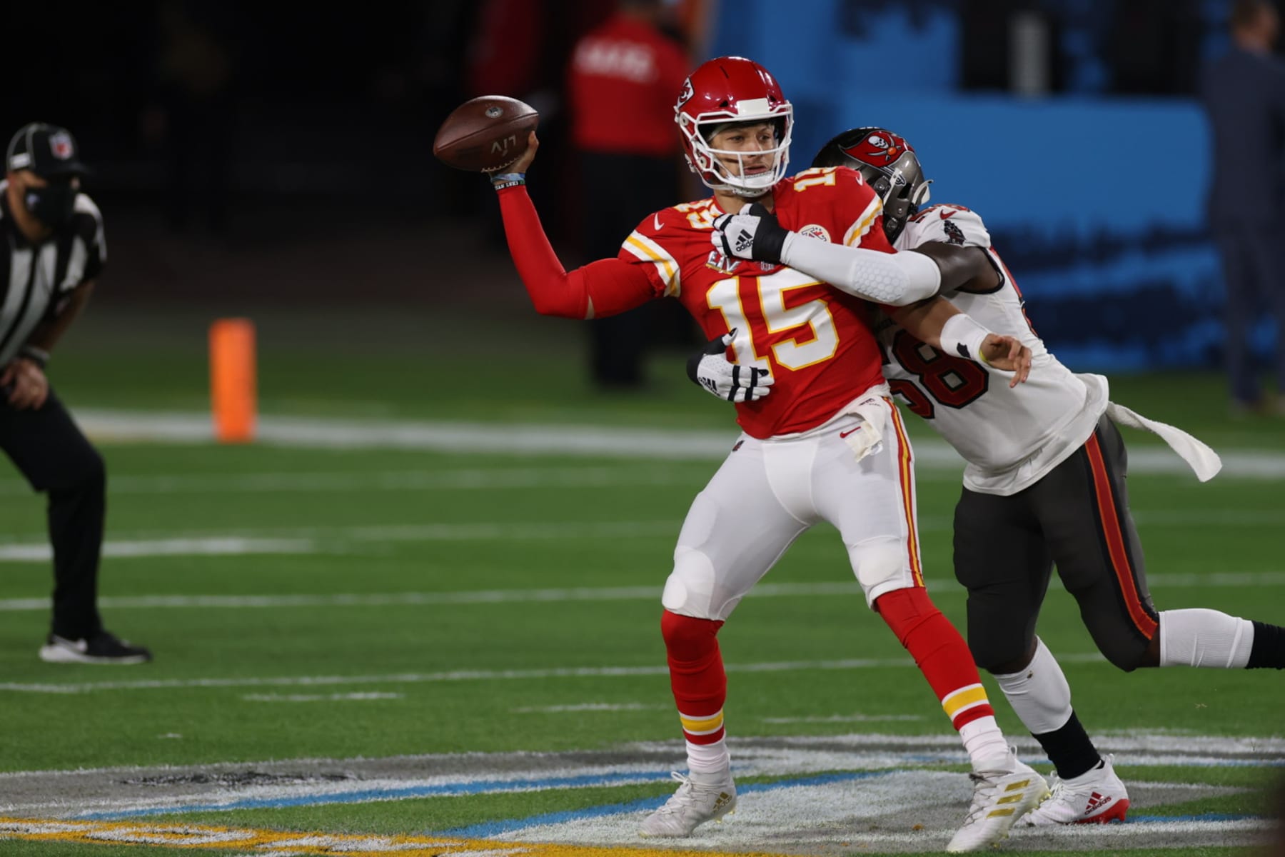 Football: Super Bowl LV: Kansas City Chiefs QB Patrick Mahomes (15) in action, passing vs Tampa Bay Buccaneers at Raymond James Stadium. 
Tampa, FL 2/7/2021
CREDIT: Simon Bruty (Photo by Simon Bruty/Sports Illustrated via Getty Images)
(Set Number: X163521 TK1)