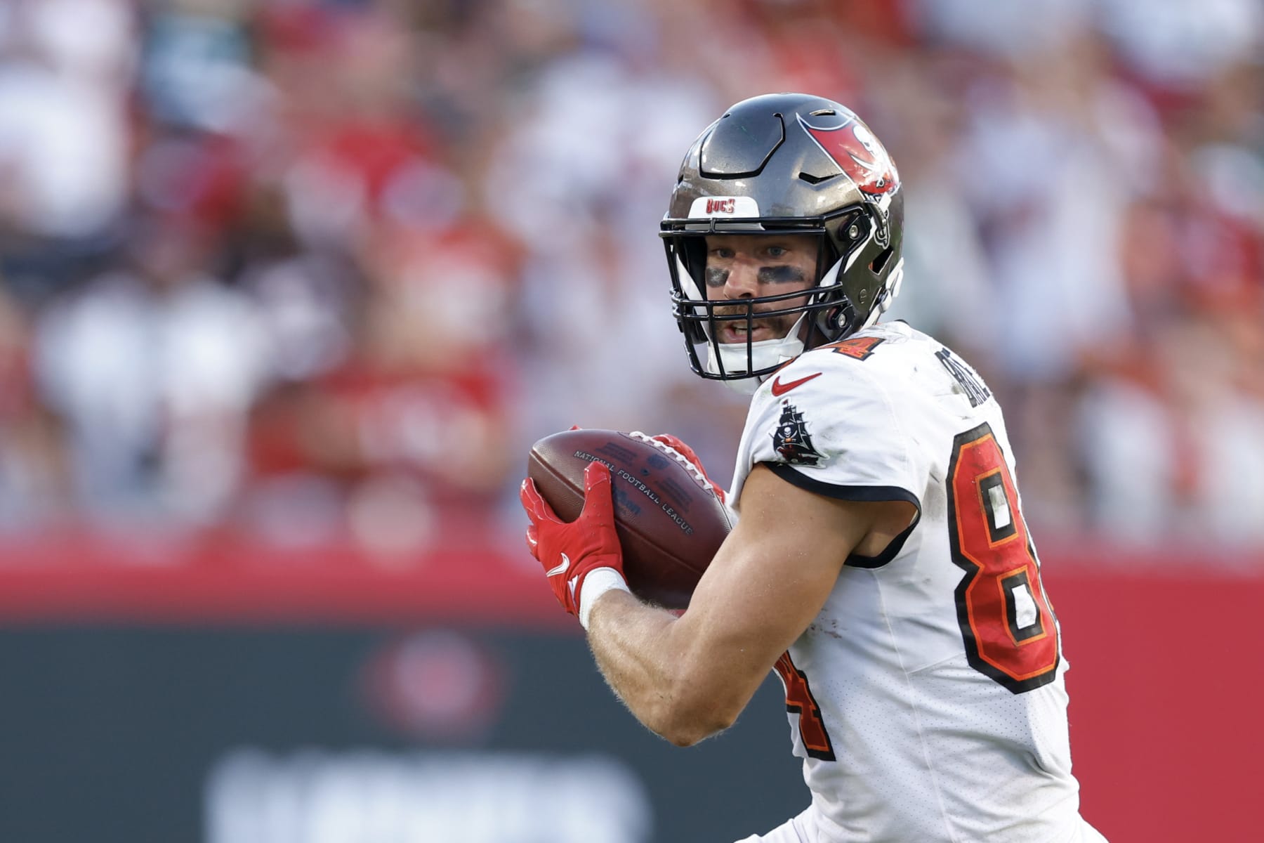 TAMPA, FLORIDA - SEPTEMBER 25: Cameron Brate #84 of the Tampa Bay Buccaneers makes a reception against the Green Bay Packers during the third quarter at Raymond James Stadium on September 25, 2022 in Tampa, Florida. (Photo by Douglas P. DeFelice/Getty Images) TAMPA, FLORIDA - SEPTEMBER 25: Cameron Brate #84 of the Tampa Bay Buccaneers makes a reception against the Green Bay Packers during the third quarter at Raymond James Stadium on September 25, 2022 in Tampa, Florida. (Photo by Douglas P. DeFelice/Getty Images)