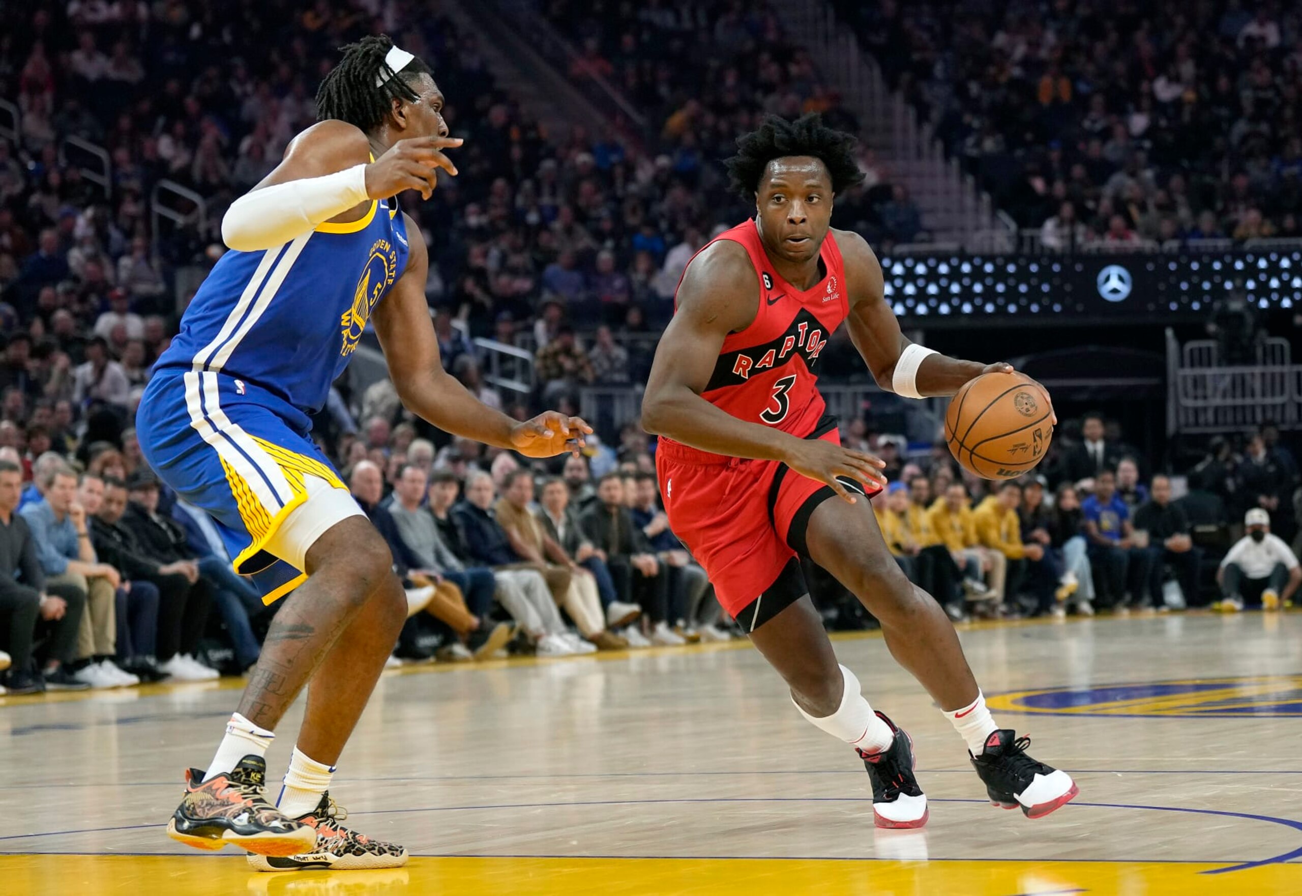 SAN FRANCISCO, CALIFORNIA - JANUARY 27: O.G. Anunoby #3 of the Toronto Raptors dribbling the ball drives towards the basket on Kevon Looney #5 of the Golden State Warriors during the first quarter of an NBA basketball game at Chase Center on January 27, 2023 in San Francisco, California. NOTE TO USER: User expressly acknowledges and agrees that, by downloading and or using this photograph, User is consenting to the terms and conditions of the Getty Images License Agreement. (Photo by Thearon W. Henderson/Getty Images)