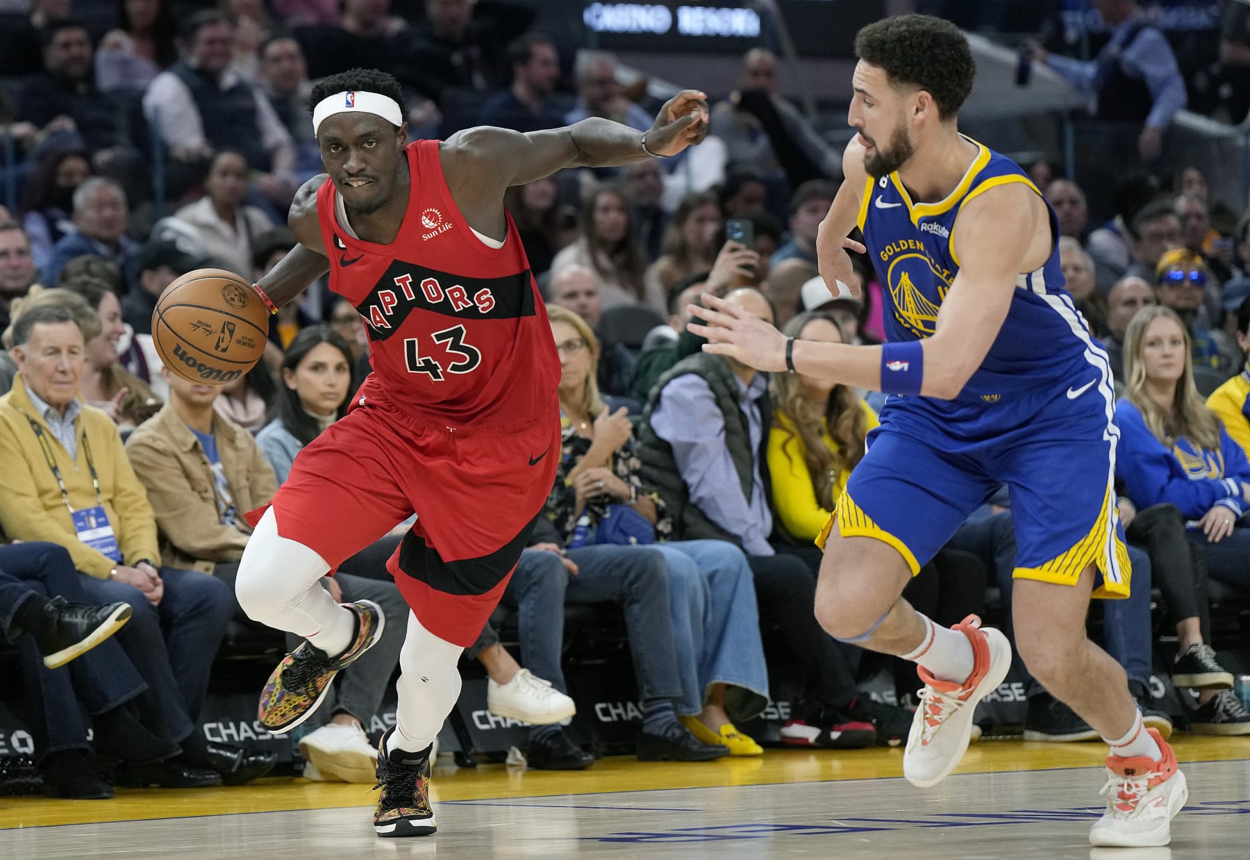SAN FRANCISCO, CALIFORNIA - JANUARY 27: Pascal Siakam #43 of the Toronto Raptors dribbles past Klay Thompson #11 of the Golden State Warriors during the second quarter of an NBA basketball game at Chase Center on January 27, 2023 in San Francisco, California. NOTE TO USER: User expressly acknowledges and agrees that, by downloading and or using this photograph, User is consenting to the terms and conditions of the Getty Images License Agreement. (Photo by Thearon W. Henderson/Getty Images)
