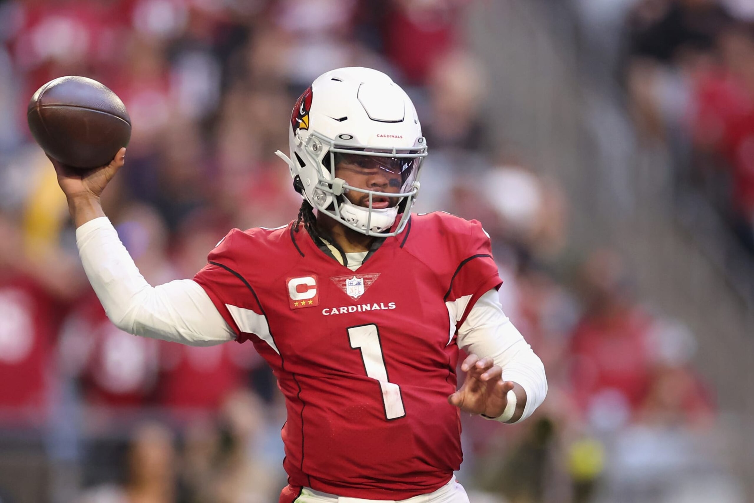 GLENDALE, ARIZONA - NOVEMBER 27: Quarterback Kyler Murray #1 of the Arizona Cardinals throws a pass during the fourth quarter of the NFL game against the Los Angeles Chargers at State Farm Stadium on November 27, 2022 in Glendale, Arizona. The Chargers defeated the Cardinals 25-24.  (Photo by Christian Petersen/Getty Images)