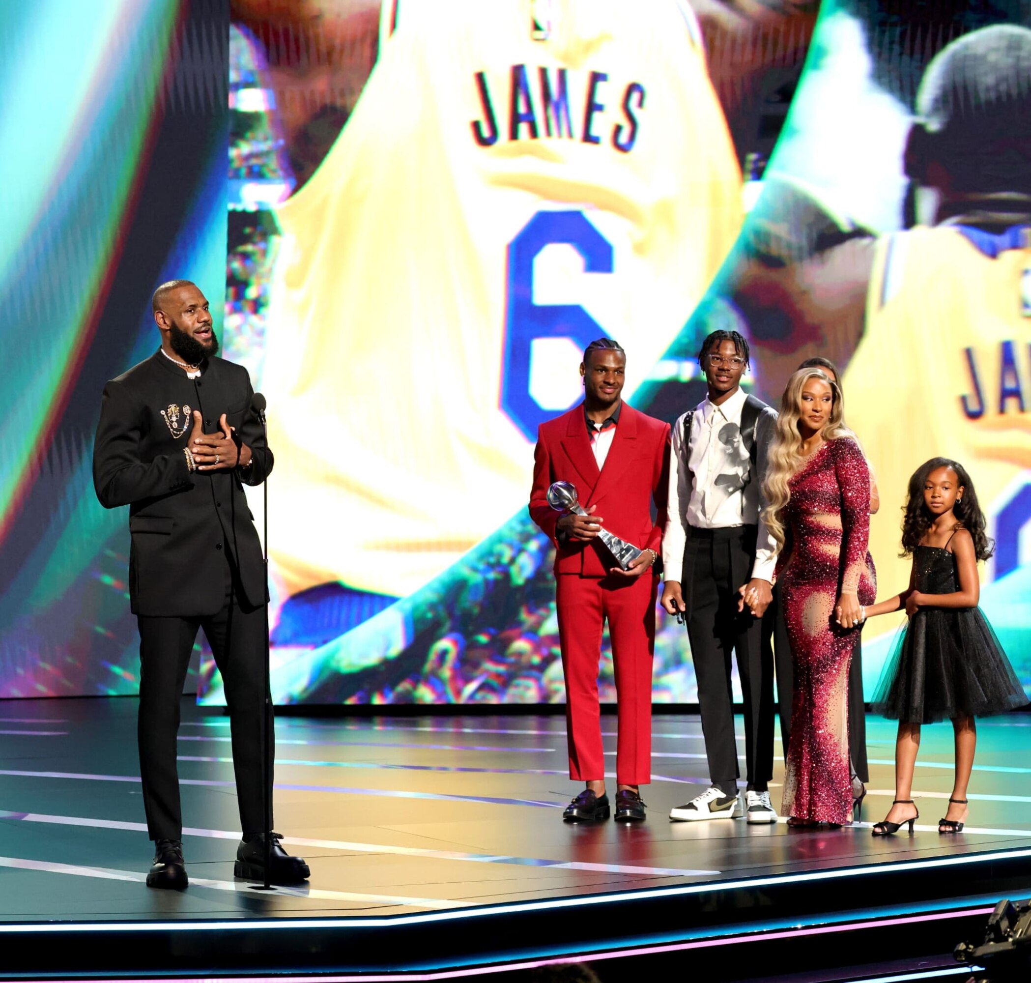 Lakers' LeBron James Accepts 2023 ESPY Alongside Family in Viral Photo
