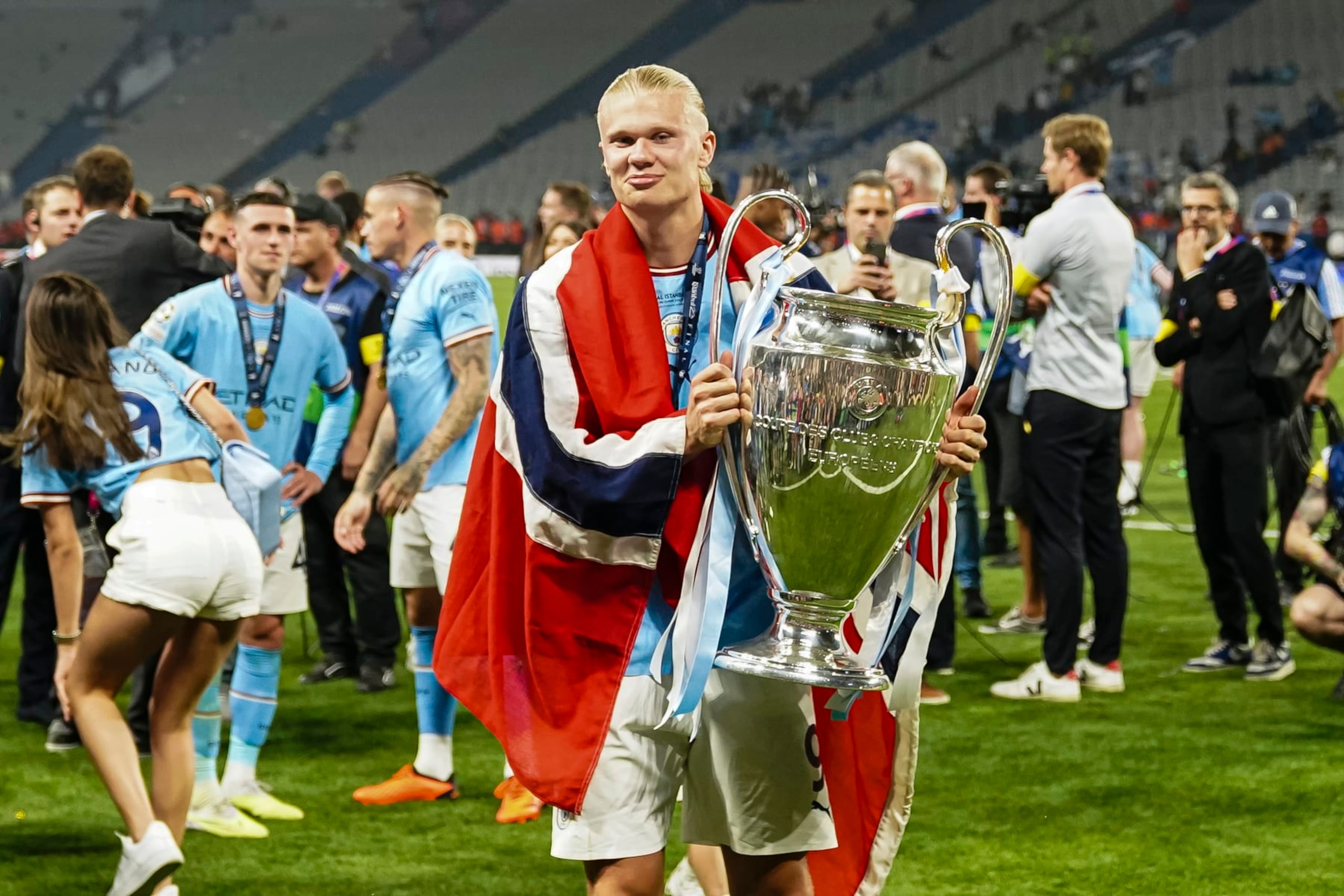 ISTANBUL, TURKEY - JUNE 10: Erling Haaland of Manchester City celebrates the UEFA Champions league title with his trophy after winning FC Internazionale during the UEFA Champions League 2022/23 final match between FC Internazionale and Manchester City FC at Ataturk Olympic Stadium on June 10, 2023 in Istanbul, Turkey. (Photo by Daniela Porcelli/Eurasia Sport Images/Getty Images) ISTANBUL, TURKEY - JUNE 10: Erling Haaland of Manchester City celebrates the UEFA Champions league title with his trophy after winning FC Internazionale during the UEFA Champions League 2022/23 final match between FC Internazionale and Manchester City FC at Ataturk Olympic Stadium on June 10, 2023 in Istanbul, Turkey. (Photo by Daniela Porcelli/Eurasia Sport Images/Getty Images)