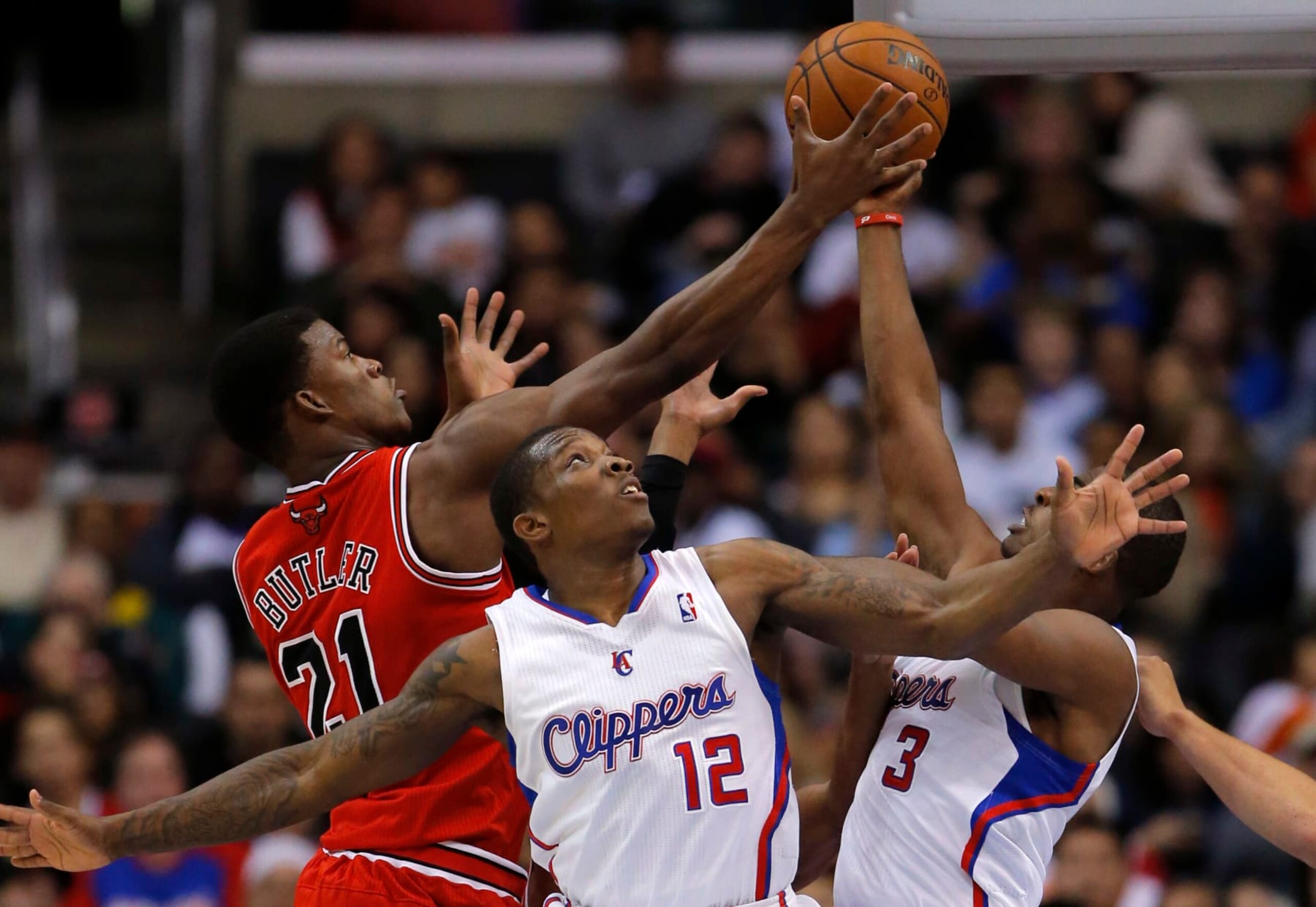 Chicago Bulls' Jimmy Butler, left, shoots against Los Angeles Clippers' Eric Bledsoe, center, and Chris Paul in the first half of an NBA basketball game in Los Angeles, Saturday, Nov. 17, 2012. (AP Photo/Jae C. Hong)