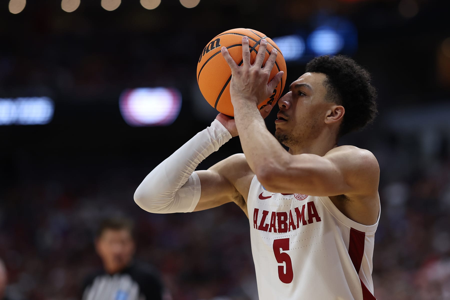LOUISVILLE, KENTUCKY - MARCH 24: Jahvon Quinerly #5 of the Alabama Crimson Tide shoots against the San Diego State Aztecs during the first half in the Sweet 16 round of the NCAA Men's Basketball Tournament at KFC YUM! Center on March 24, 2023 in Louisville, Kentucky. (Photo by Rob Carr/Getty Images)