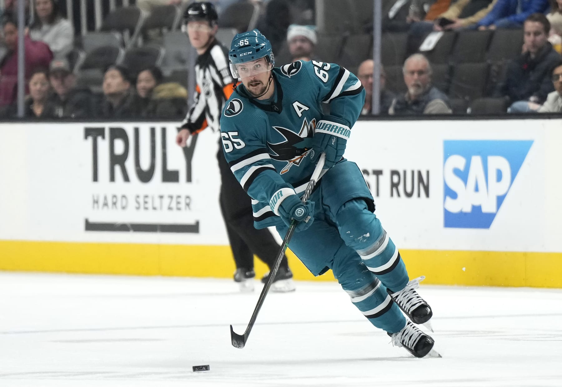 SAN JOSE, CALIFORNIA - DECEMBER 18: Erik Karlsson #65 of the San Jose Sharks skates with the puck against the Calgary Flames during the second period of an NHL hockey game at SAP Center on December 18, 2022 in San Jose, California. (Photo by Thearon W. Henderson/Getty Images)