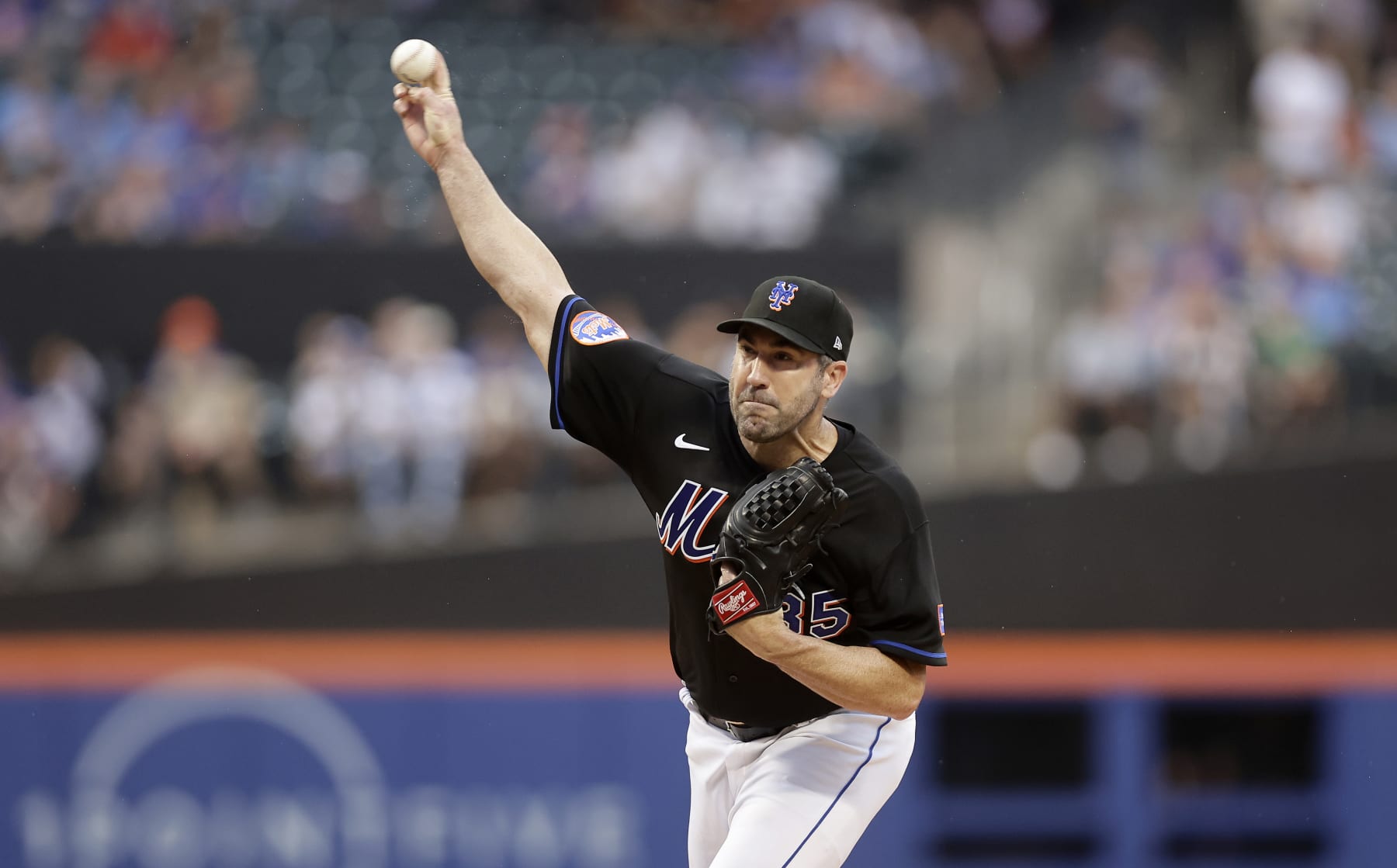 NEW YORK, NEW YORK - JULY 14: Justin Verlander #35 of the New York Mets pitches during the first inning against the Los Angeles Dodgers at Citi Field on July 14, 2023 in New York City. (Photo by Jim McIsaac/Getty Images)
