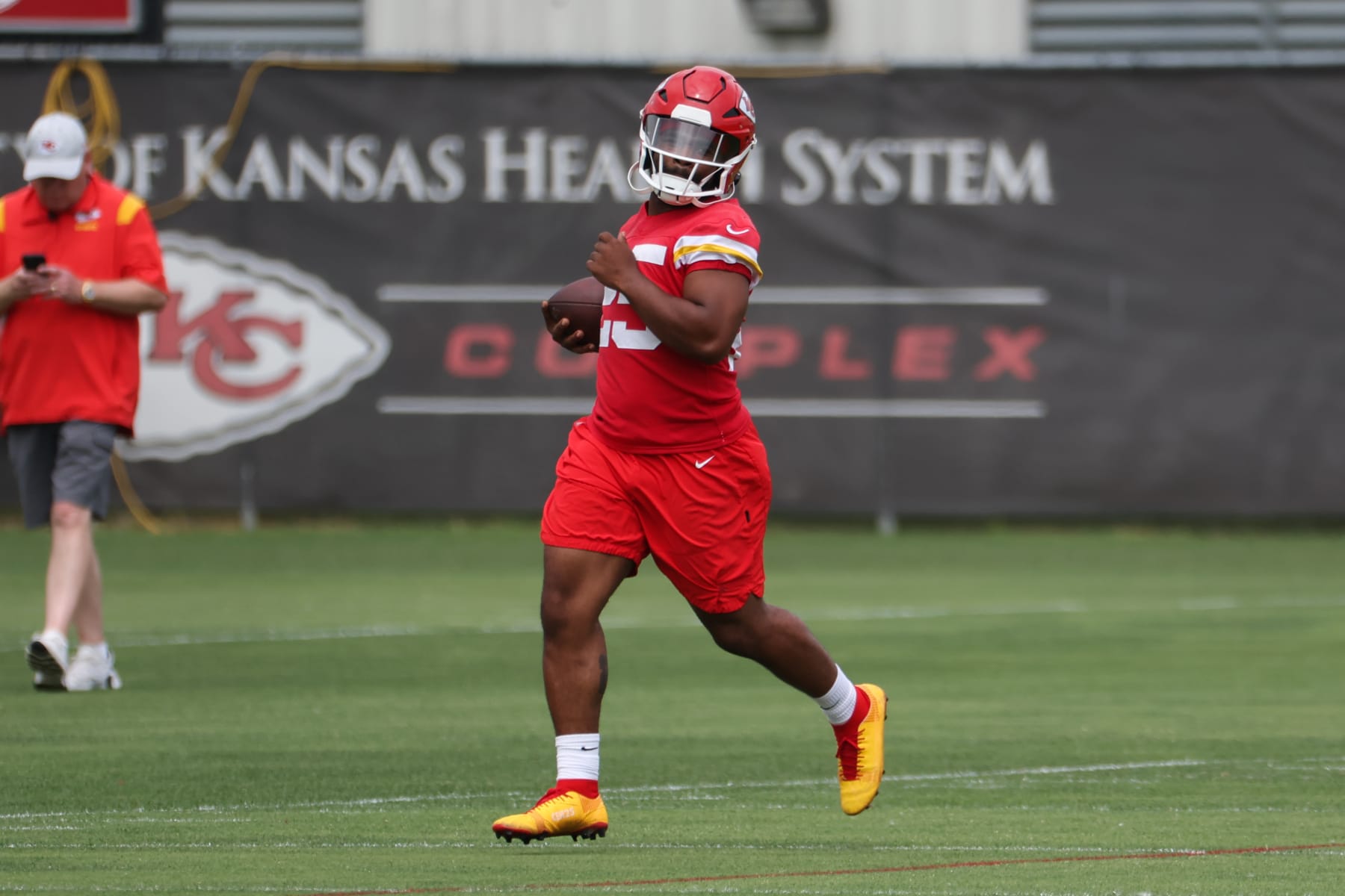 KANSAS CITY, MO - JUNE 08: Kansas City Chiefs running back Clyde Edwards-Helaire (25) runs with the ball during OTA's on June 8, 2023 at the Kansas City Chiefs Training Facility in Kansas City, MO.  (Photo by Scott Winters/Icon Sportswire via Getty Images)
