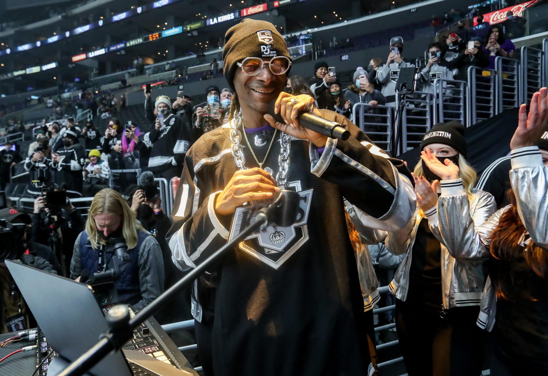 Famed rapper and newly minted hockey fan Snoop Dogg has brought more positive press to the game.