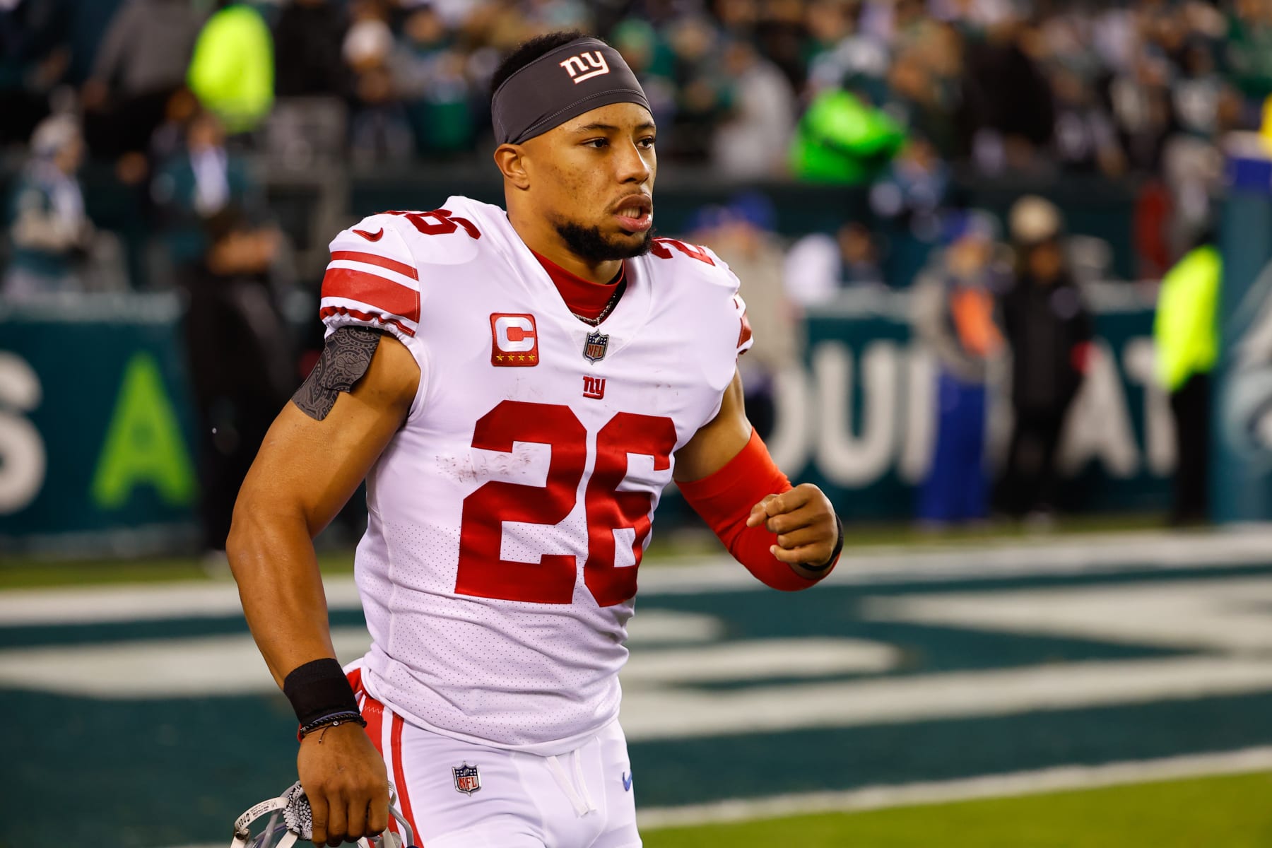 PHILADELPHIA, PA - JANUARY 21:  New York Giants running back Saquon Barkley (26) enters the field prior to the NFC Divisional playoff game between the Philadelphia Eagles and the New York Giants on January 21, 2023 at Lincoln Financial Field in Philadelphia, Pennsylvania.  (Photo by Rich Graessle/Icon Sportswire via Getty Images)