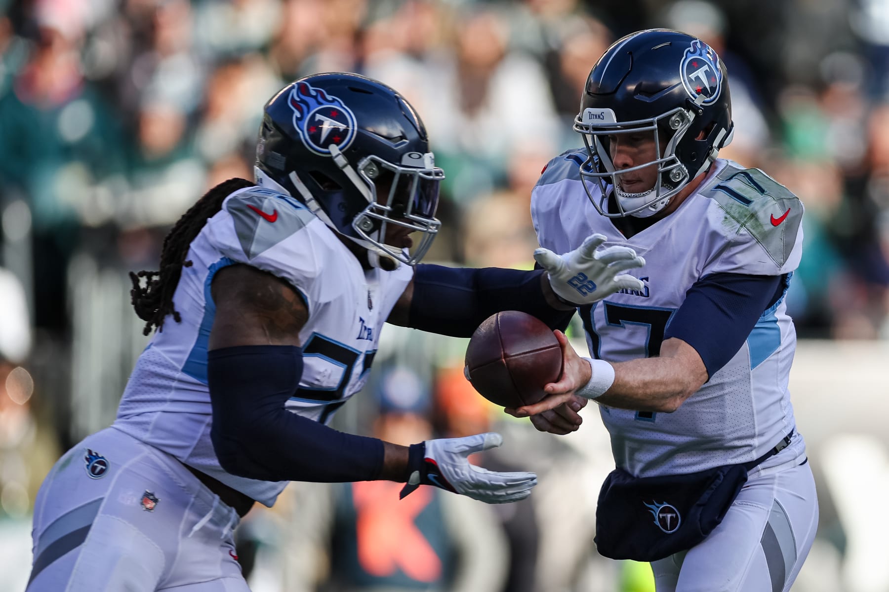 PHILADELPHIA, PA - DECEMBER 04: Ryan Tannehill #17 of the Tennessee Titans hands the ball off to Derrick Henry #22 during the first half of the game against the Philadelphia Eagles at Lincoln Financial Field on December 4, 2022 in Philadelphia, Pennsylvania. (Photo by Scott Taetsch/Getty Images)