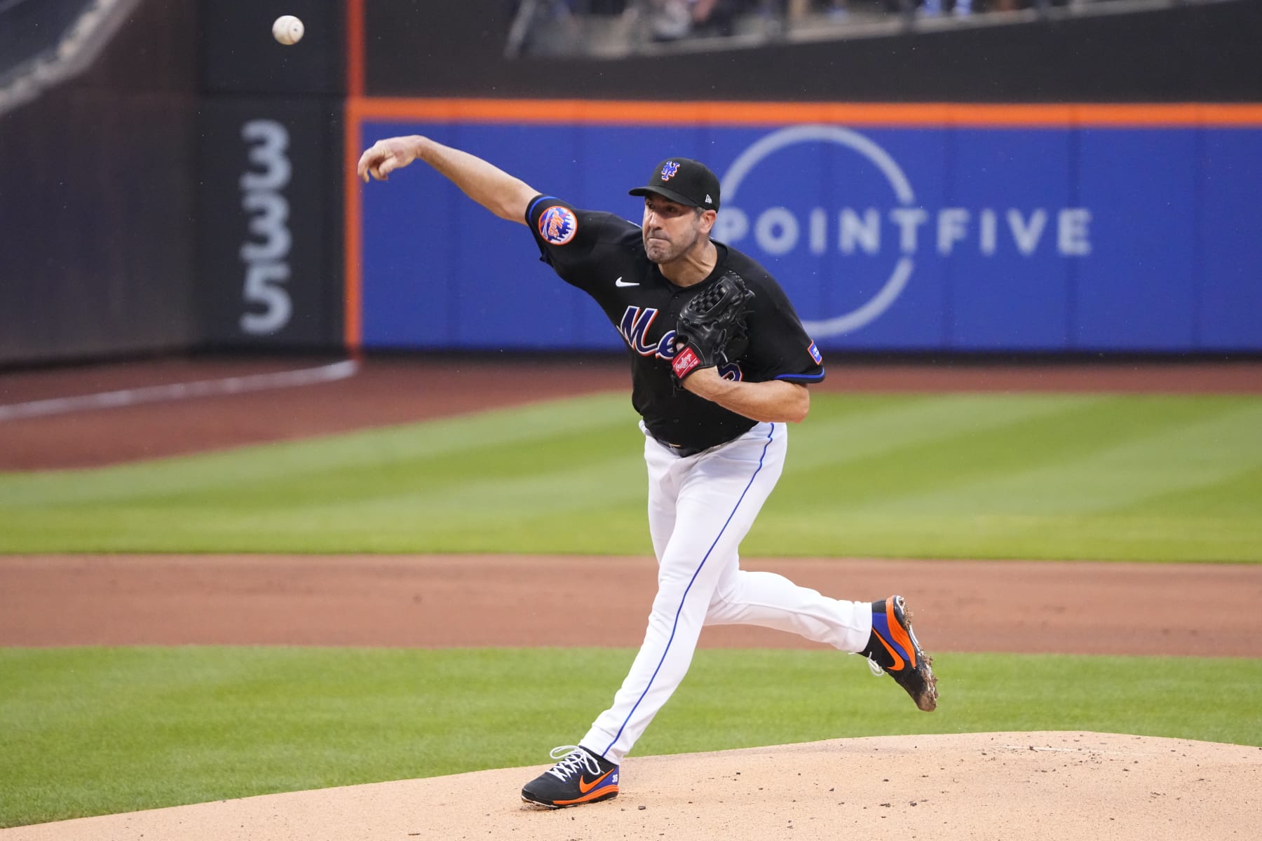 FLUSHING, NY - JULY 14: New York Mets Pitcher Justin Verlander (35) delivers a pitch during the first inning of the MLB game between the Los Angels Dodgers and New York Mets on July 14, 2023, at Citi Field in Flushing, NY. (Photo by Gregory Fisher/Icon Sportswire via Getty Images)