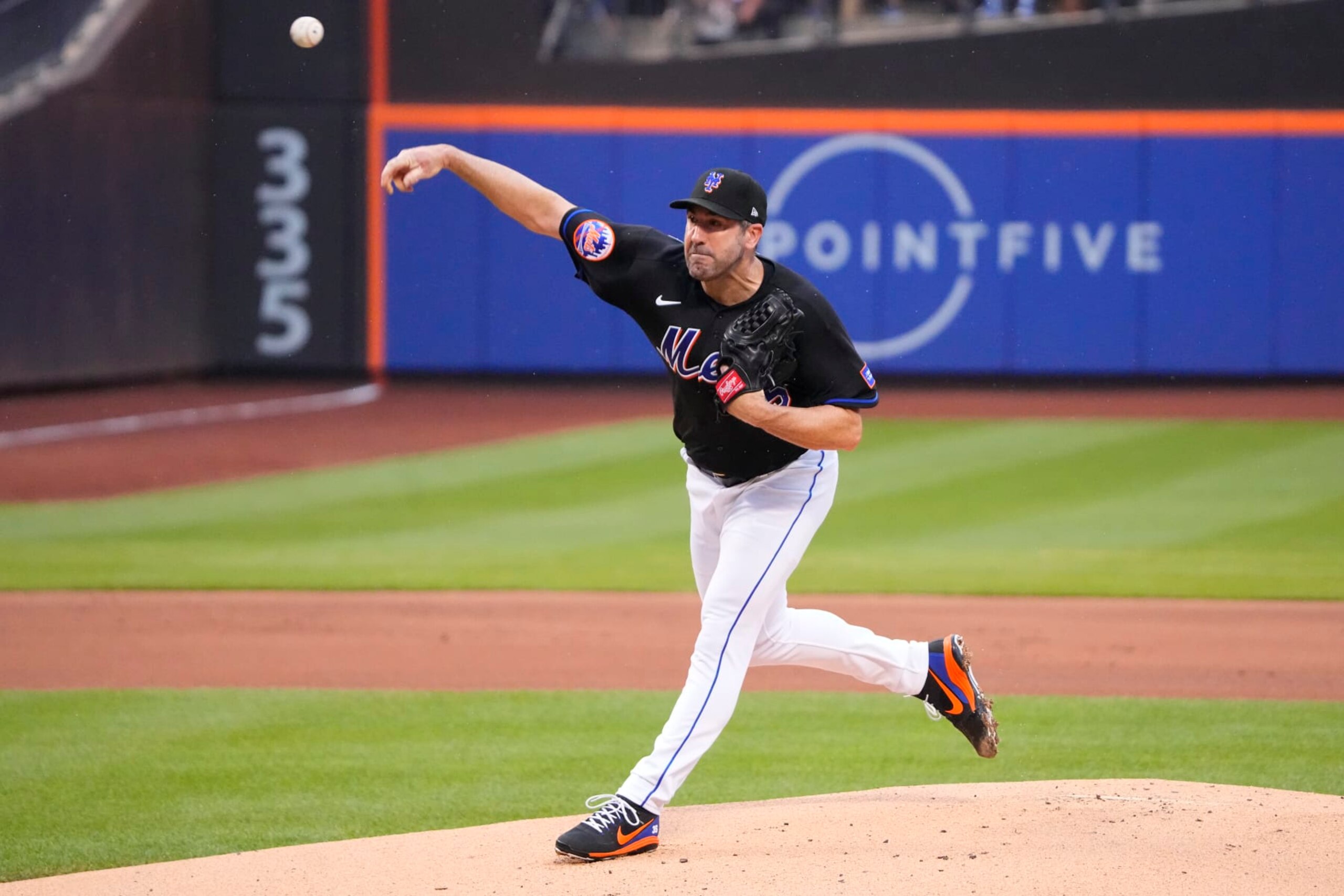 FLUSHING, NY - JULY 14: New York Mets Pitcher Justin Verlander (35) delivers a pitch during the first inning of the MLB game between the Los Angels Dodgers and New York Mets on July 14, 2023, at Citi Field in Flushing, NY. (Photo by Gregory Fisher/Icon Sportswire via Getty Images)