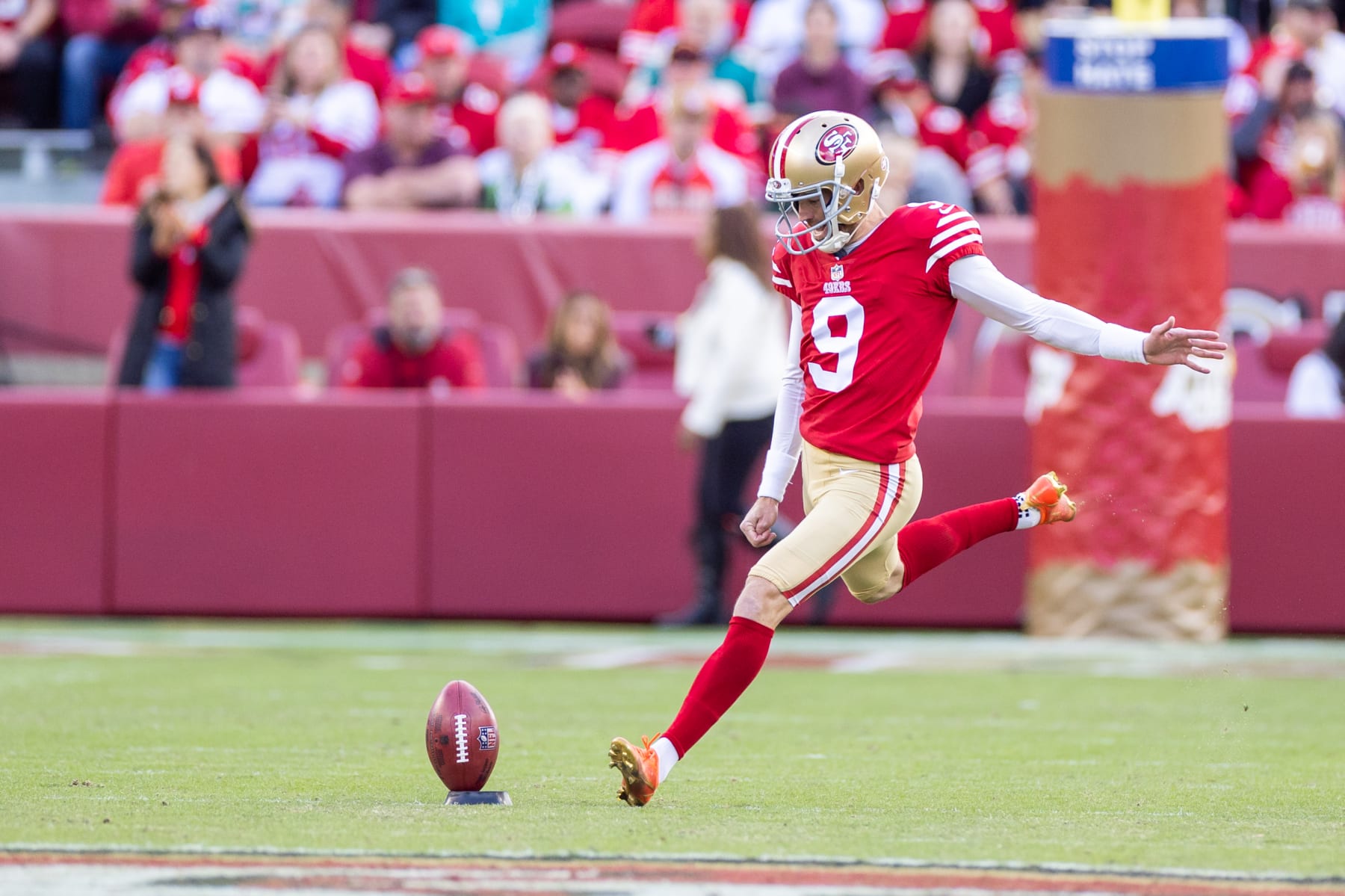 SANTA CLARA, CA - DECEMBER 04: San Francisco 49ers place kicker Robbie Gould (9) kicks off during the NFL professional football game between the Miami Dolphins and San Francisco 49ers on December 4, 2022 at Levis Stadium in Santa Clara, CA. (Photo by Bob Kupbens/Icon Sportswire via Getty Images)