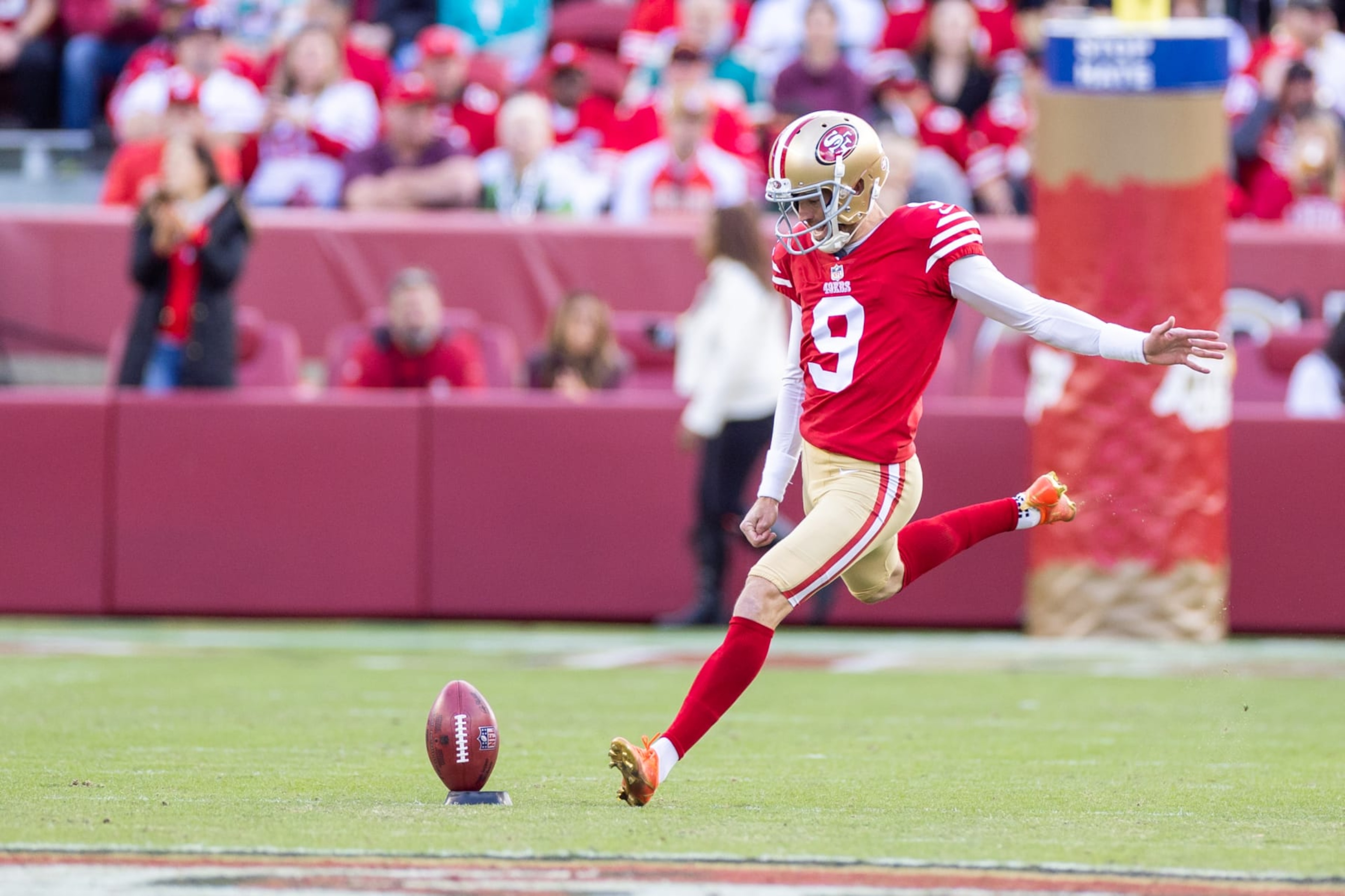 SANTA CLARA, CA - DECEMBER 04: San Francisco 49ers place kicker Robbie Gould (9) kicks off during the NFL professional football game between the Miami Dolphins and San Francisco 49ers on December 4, 2022 at Levis Stadium in Santa Clara, CA. (Photo by Bob Kupbens/Icon Sportswire via Getty Images) SANTA CLARA, CA - DECEMBER 04: San Francisco 49ers place kicker Robbie Gould (9) kicks off during the NFL professional football game between the Miami Dolphins and San Francisco 49ers on December 4, 2022 at Levis Stadium in Santa Clara, CA. (Photo by Bob Kupbens/Icon Sportswire via Getty Images)