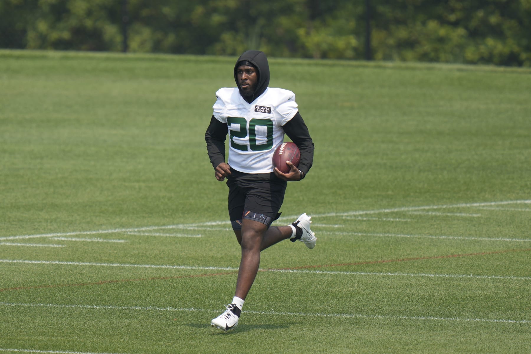 New York Jets' Breece Hall participates in a drill at the NFL football team's training facility in Florham Park, N.J., Tuesday, June 6, 2023. (AP Photo/Seth Wenig)