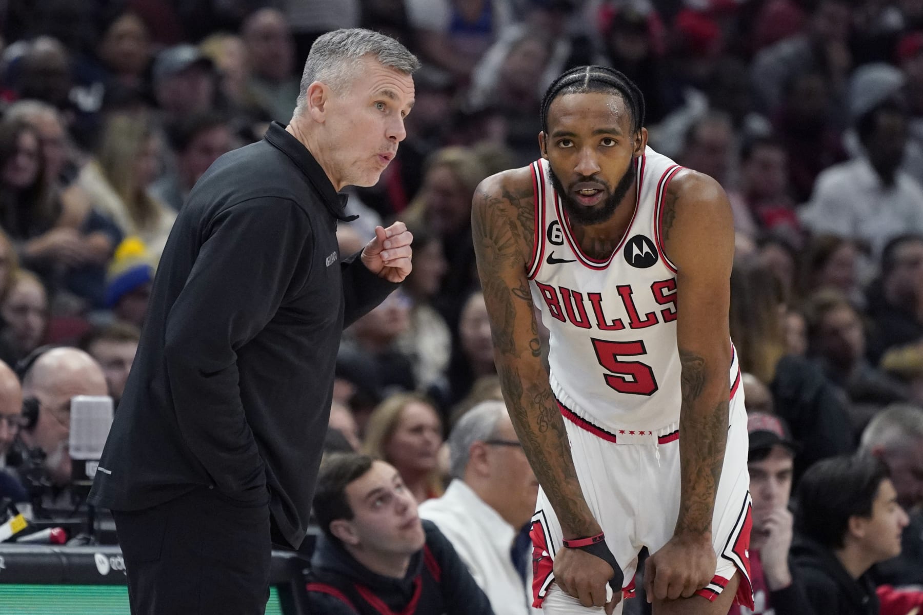 Chicago Bulls head coach Billy Donovan, left, talks with forward Derrick Jones Jr. during the second half of an NBA basketball game against the Golden State Warriors in Chicago, Sunday, Jan. 15, 2023. (AP Photo/Nam Y. Huh)