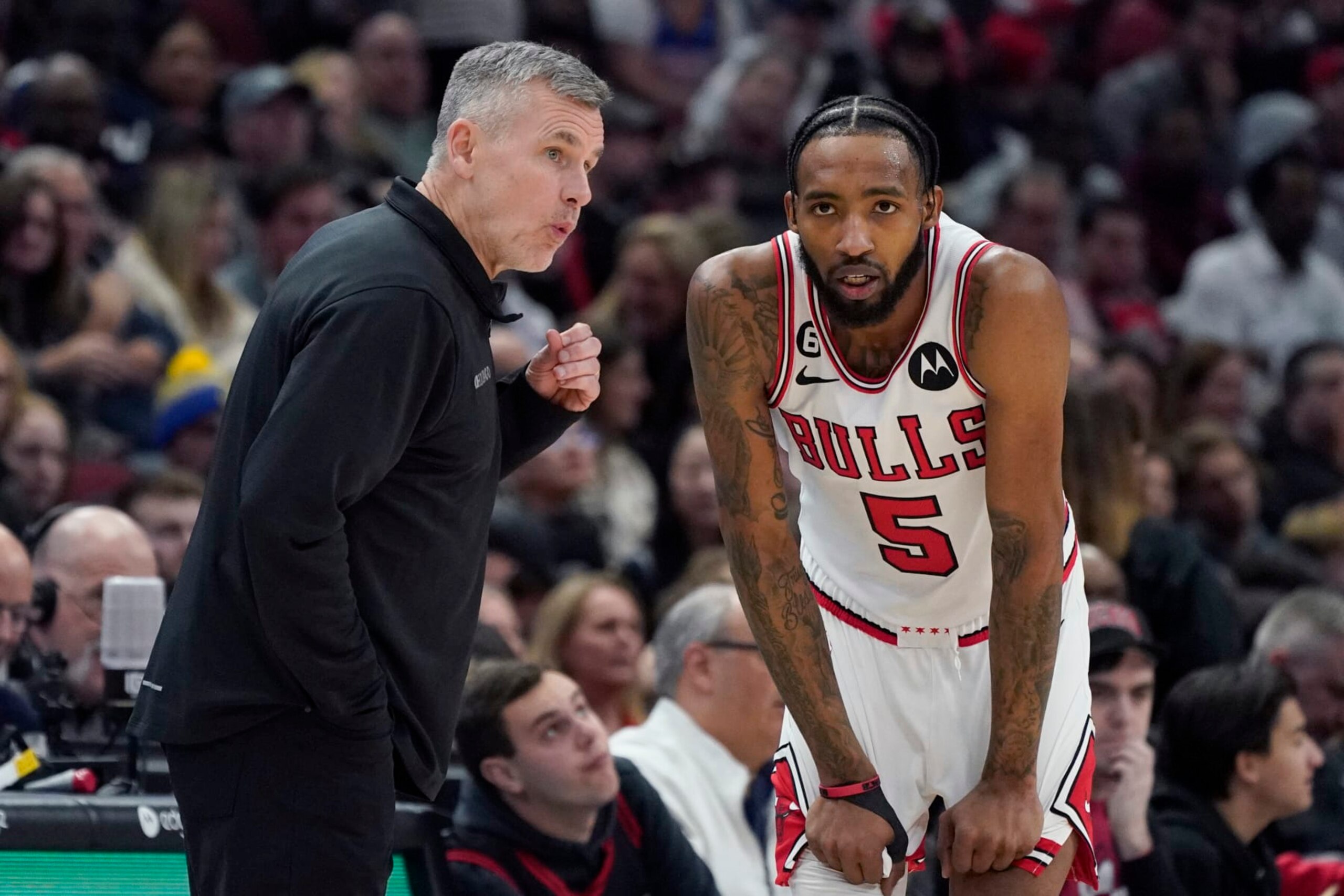 Chicago Bulls head coach Billy Donovan, left, talks with forward Derrick Jones Jr. during the second half of an NBA basketball game against the Golden State Warriors in Chicago, Sunday, Jan. 15, 2023. (AP Photo/Nam Y. Huh)