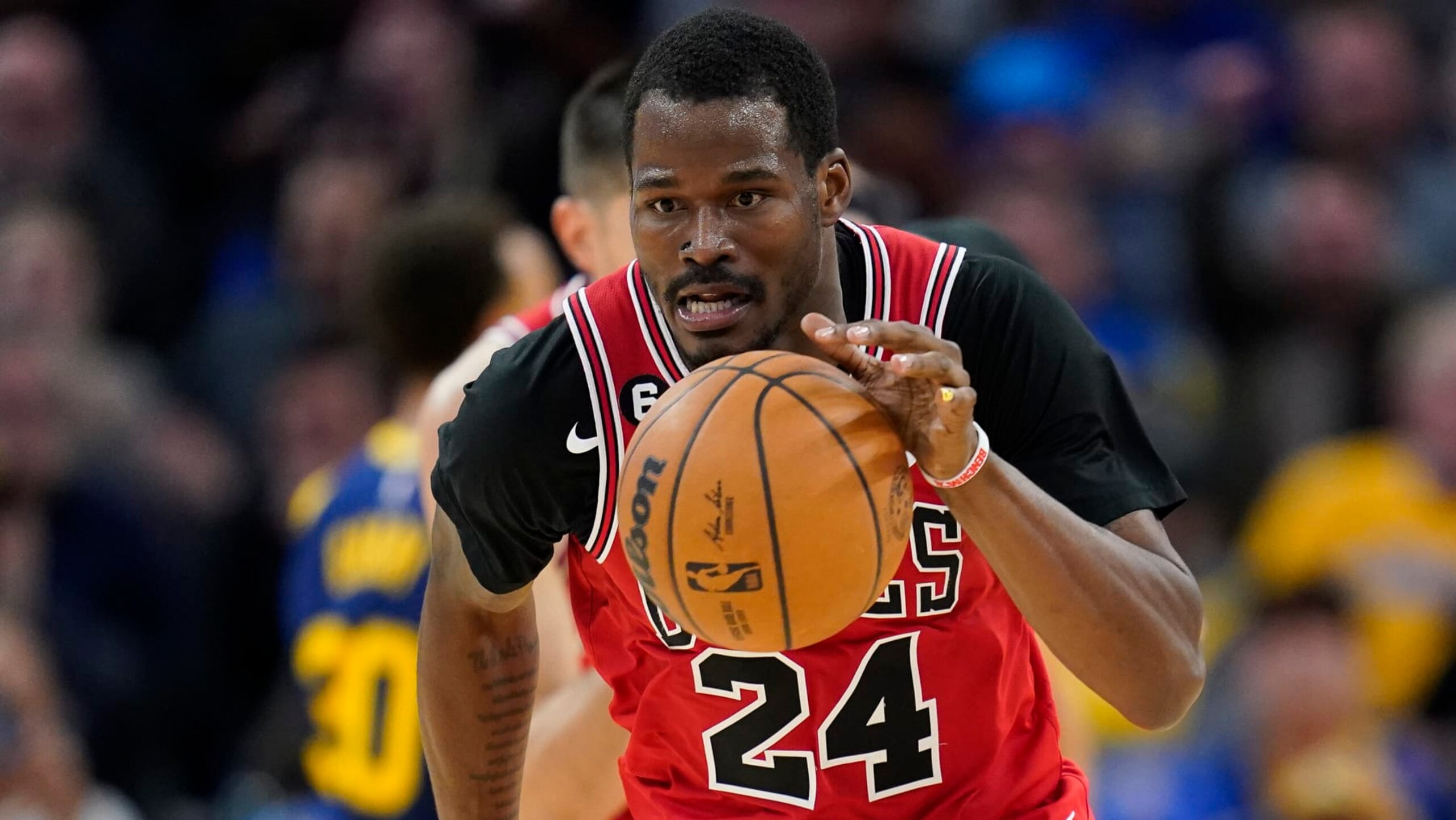 Chicago Bulls forward Javonte Green moves the ball against the Golden State Warriors during the second half of an NBA basketball game in San Francisco, Friday, Dec. 2, 2022. (AP Photo/Godofredo A. Vásquez)