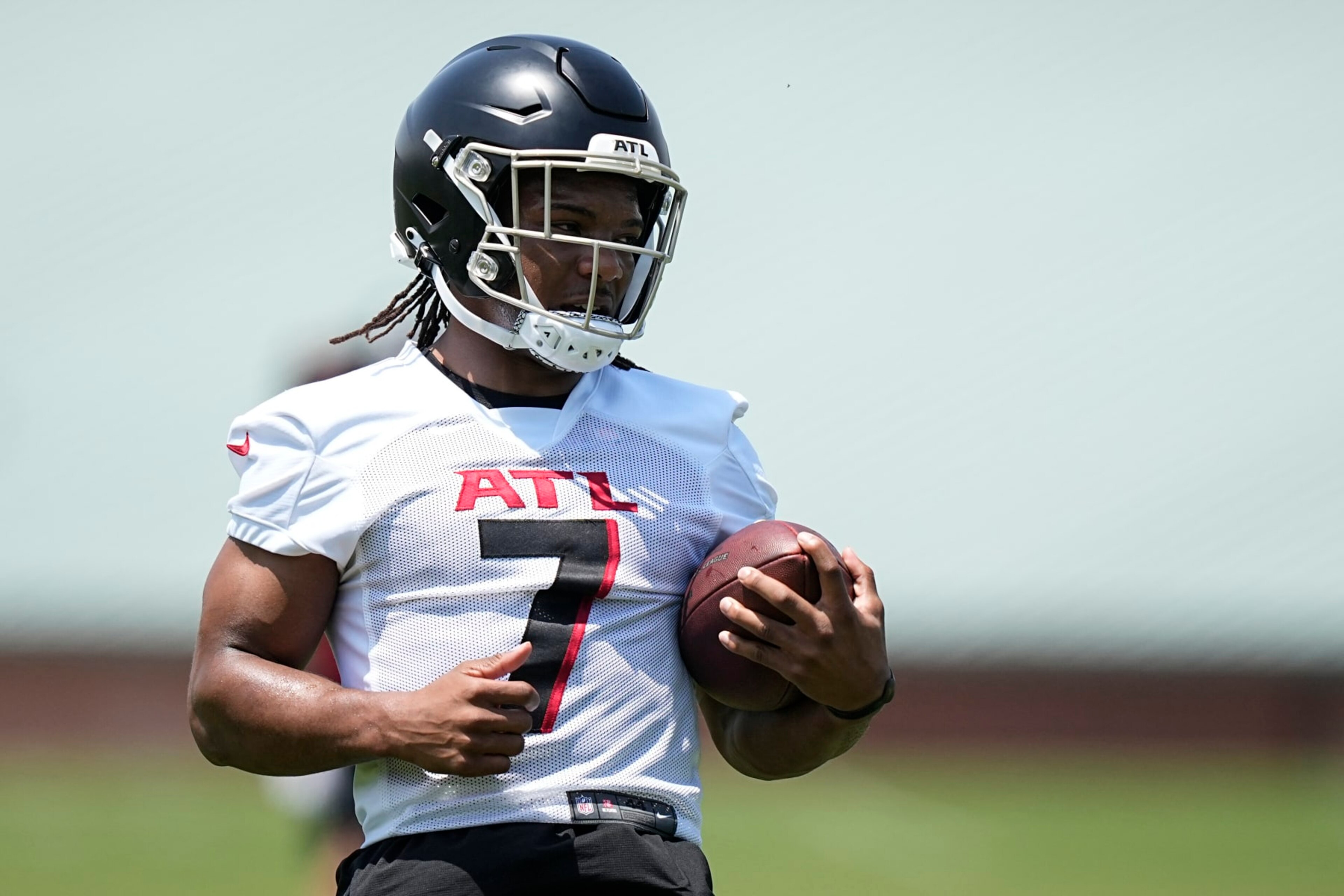 Atlanta Falcons running back Bijan Robinson (7) runs drills during the NFL football team's rookie minicamp, Saturday, May 13, 2023, in Flowery Branch, Ga. (AP Photo/Brynn Anderson) Atlanta Falcons running back Bijan Robinson (7) runs drills during the NFL football team's rookie minicamp, Saturday, May 13, 2023, in Flowery Branch, Ga. (AP Photo/Brynn Anderson)