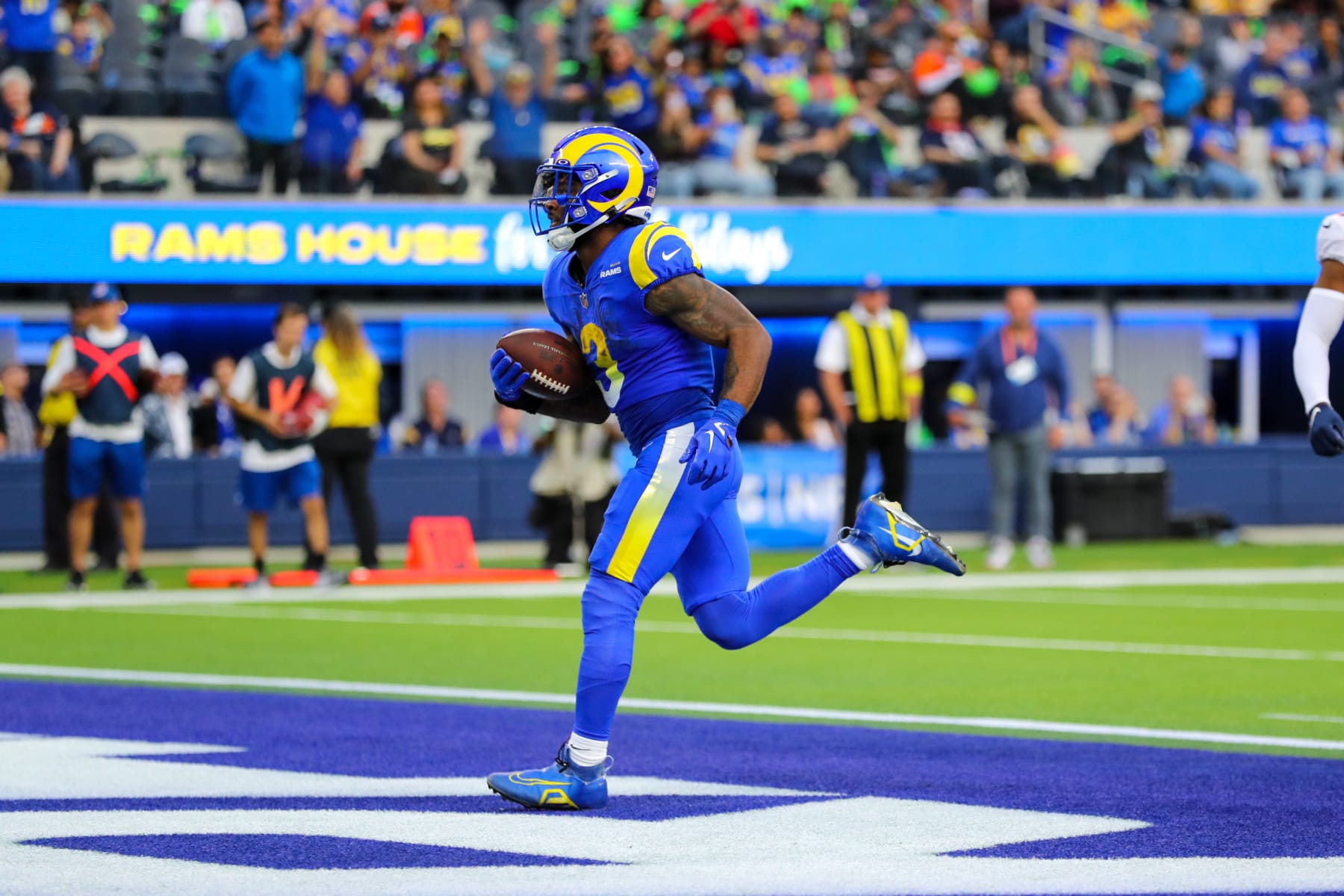 INGLEWOOD, CA - DECEMBER 25: Los Angeles Rams running back Cam Akers (3) runs the ball for a touchdown during the NFL game between the Denver Broncos and the Los Angeles Rams on December 25, 2022, at SoFi Stadium in Inglewood, CA. (Photo by Jordon Kelly/Icon Sportswire via Getty Images)