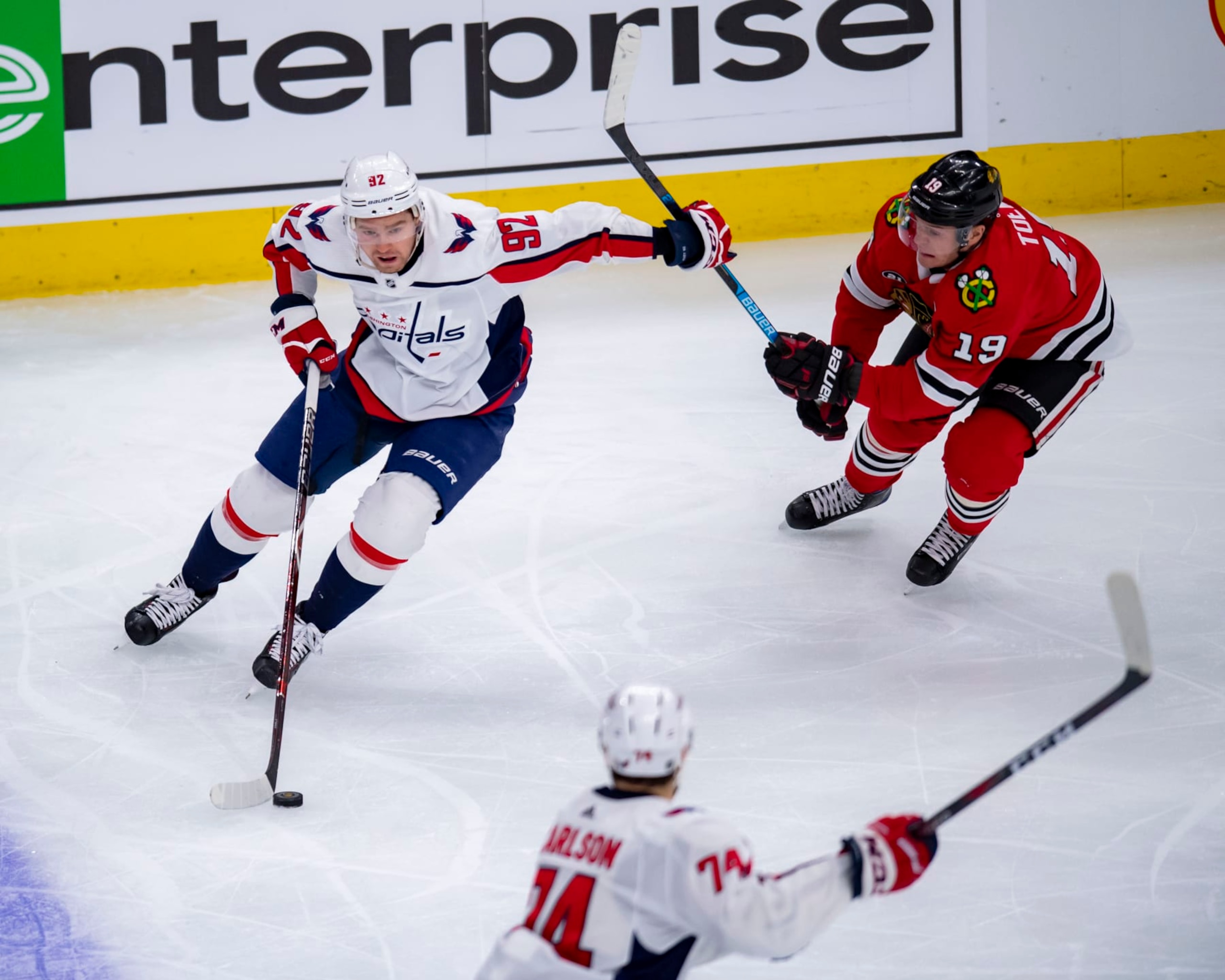 CHICAGO, IL - JANUARY 20: Washington Capitals center Evgeny Kuznetsov (92) controls the puck while defending and holding onto the stick of Chicago Blackhawks center Jonathan Toews (19) during a game between the Washington Capitals and the Chicago Blackhawks on January 20, 2019, at the United Center in Chicago, IL. (Photo by Patrick Gorski/Icon Sportswire via Getty Images)