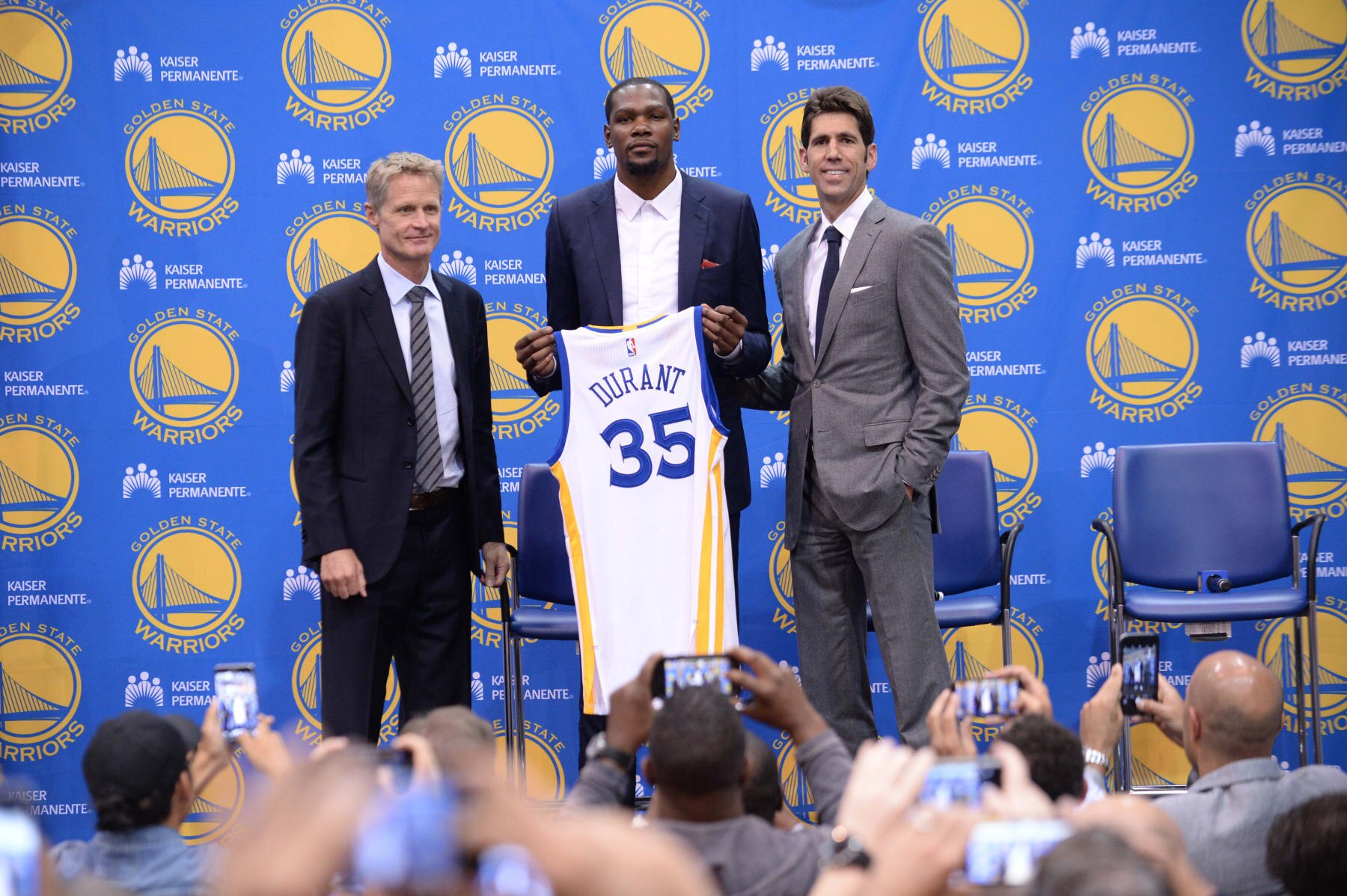 OAKLAND, CA - JULY 7:  Head coach Steve Kerr of the Golden State Warriors, Kevin Durant and General Manager Bob Myers display the jersey of Kevin Durant #35 Golden State Warriors during the press conference to introduce Kevin Durant on July 7, 2016 in Oakland, California. NOTE TO USER: User expressly acknowledges and agrees that, by downloading and or using this photograph, user is consenting to the terms and conditions of Getty Images License Agreement. Mandatory Copyright Notice: Copyright 2016 NBAE (Photo by Noah Graham/NBAE via Getty Images)