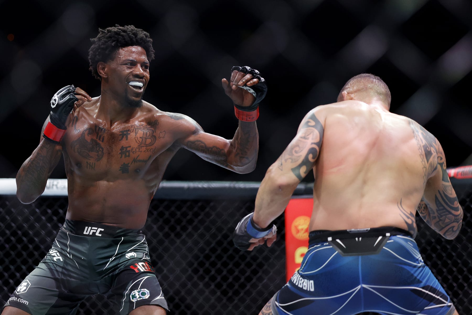 Kevin Holland (left) squares off with Santiago Ponzinibbio.