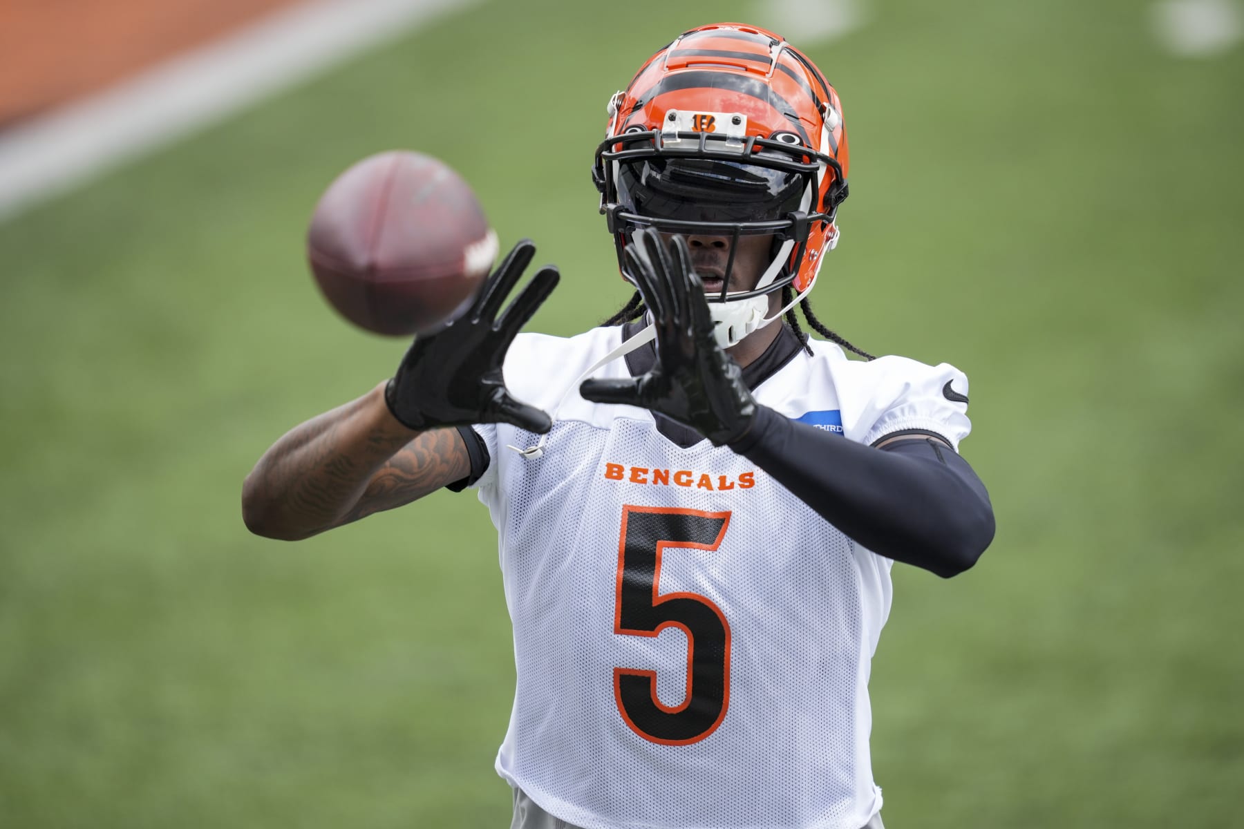 Cincinnati Bengals' Tee Higgins makes a catch during a drill at the NFL football team's minicamp in Cincinnati, Friday, June 14, 2023. (AP Photo/Aaron Doster)