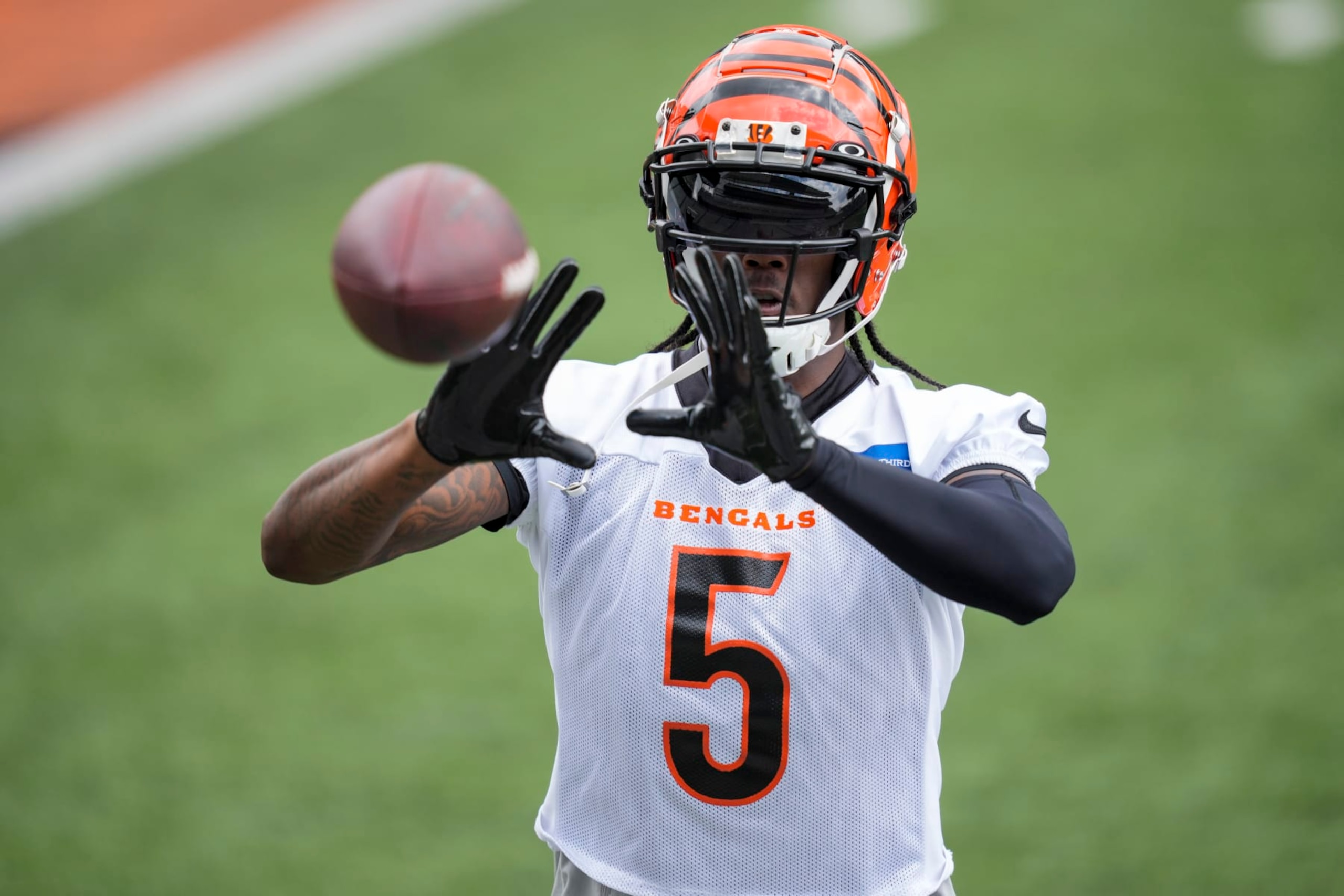 Cincinnati Bengals' Tee Higgins makes a catch during a drill at the NFL football team's minicamp in Cincinnati, Friday, June 14, 2023. (AP Photo/Aaron Doster)