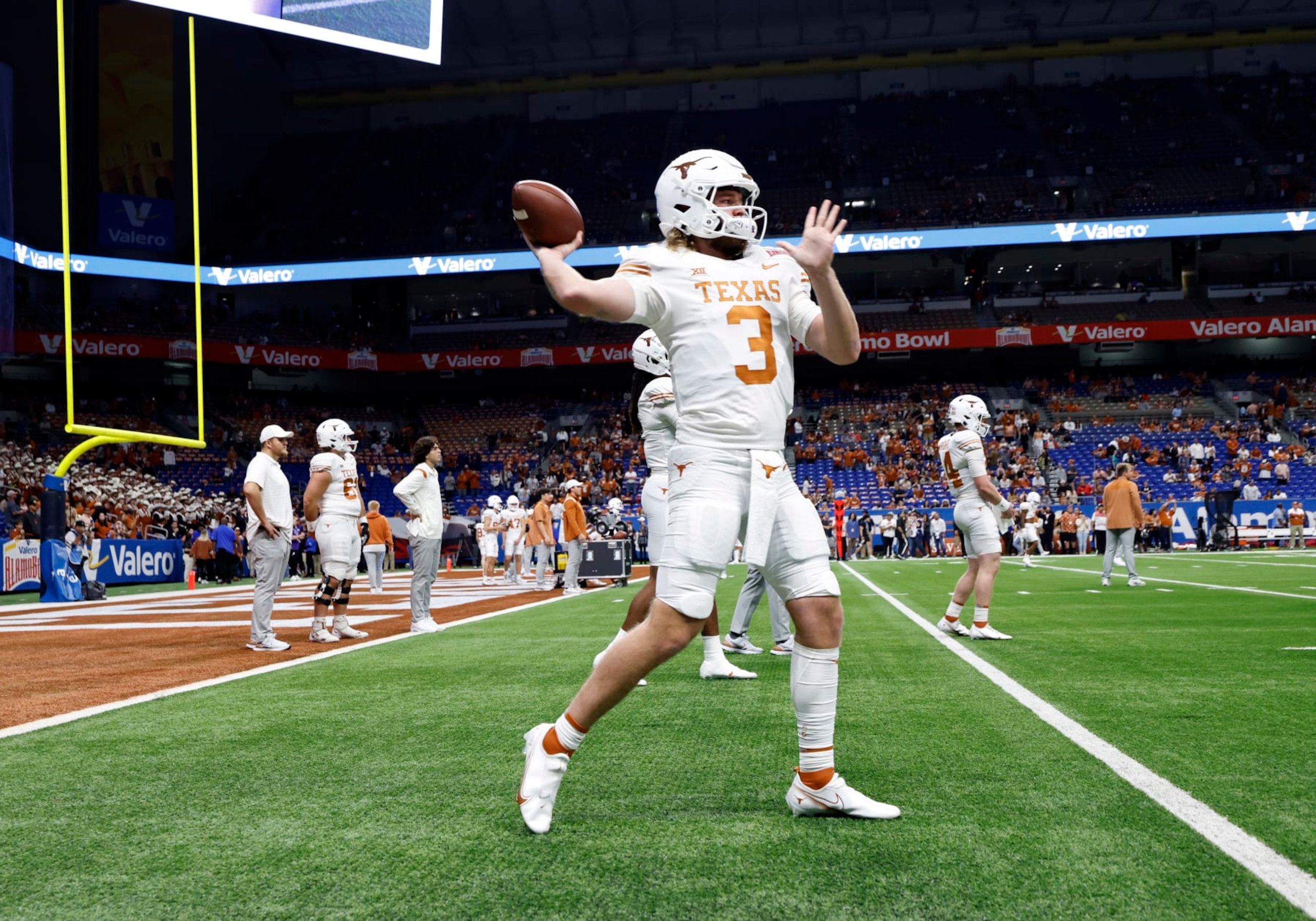 SAN ANTONIO, TX - DECEMBER 29: Texas Longhorns quarterback Quinn Ewers (3) warms up before the game against the Washington Huskies during the Valero Alamo Bowl football game at the Alamodome on December 29, 2022 in San Antonio, TX. (Photo by Adam Davis/Icon Sportswire via Getty Images)