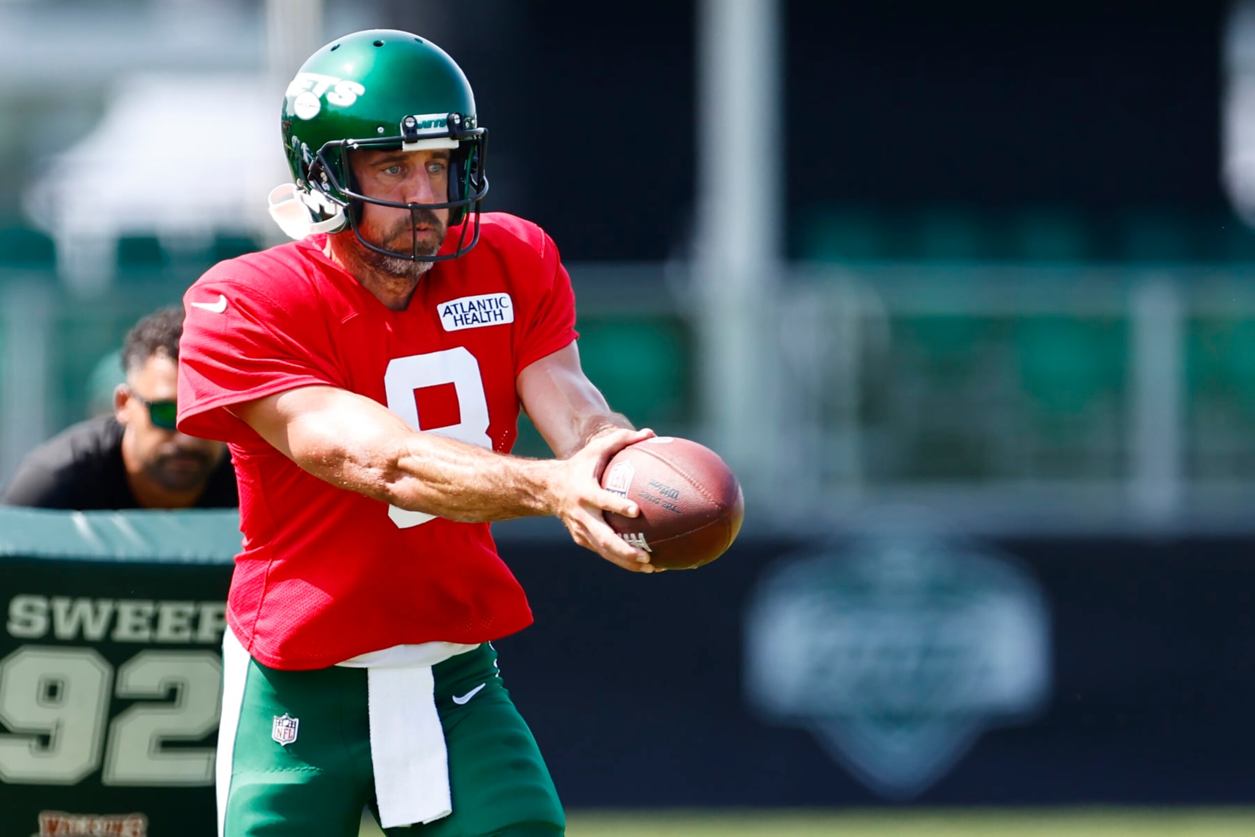 FLORHAM PARK, NEW JERSEY - JULY 26: Quarterback Aaron Rodgers #8 of the New York Jets looks to hand off during training camp at Atlantic Health Jets Training Center on July 26, 2023 in Florham Park, New Jersey. (Photo by Rich Schultz/Getty Images) FLORHAM PARK, NEW JERSEY - JULY 26: Quarterback Aaron Rodgers #8 of the New York Jets looks to hand off during training camp at Atlantic Health Jets Training Center on July 26, 2023 in Florham Park, New Jersey. (Photo by Rich Schultz/Getty Images)
