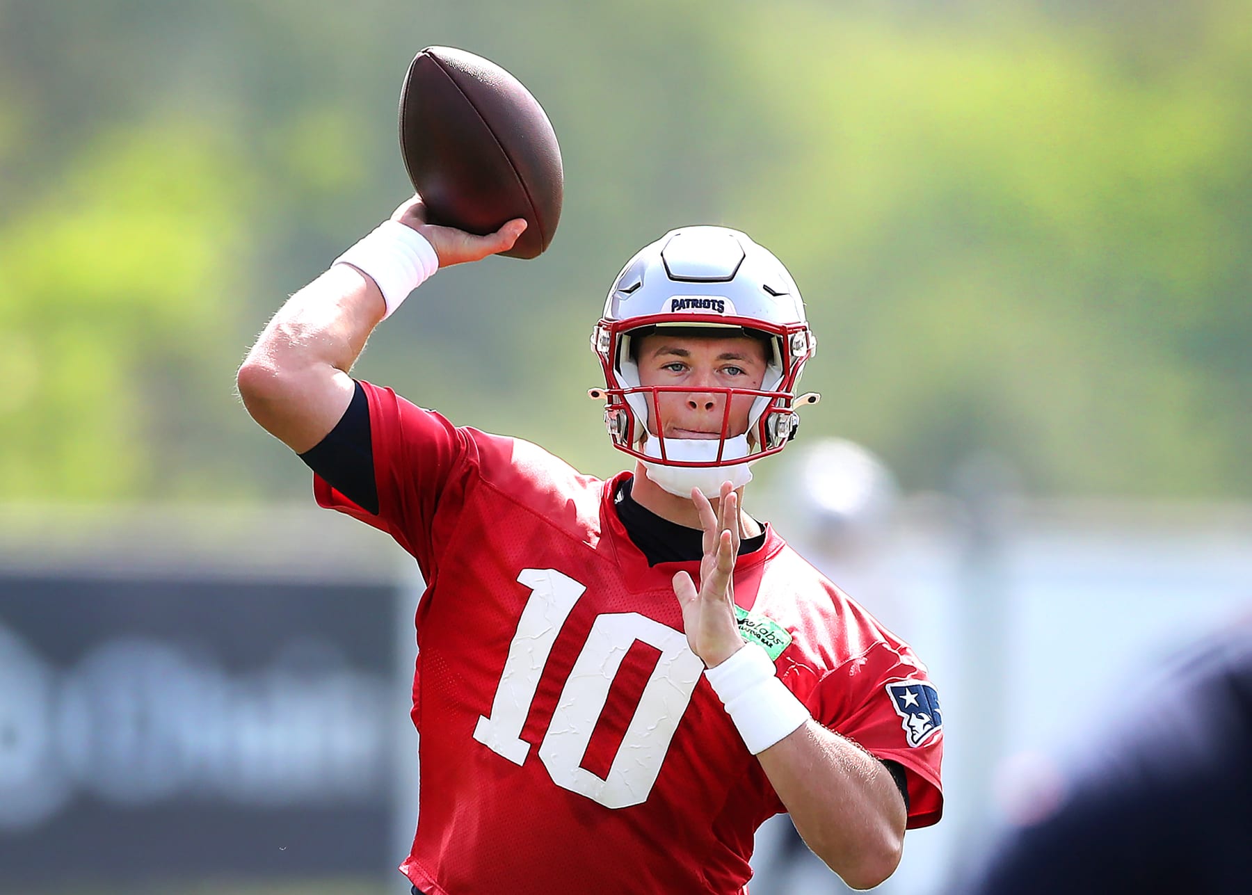 Foxborough, MA - July 26: New England Patriots QB Mac Jones reaches back to throw. (Photo by John Tlumacki/The Boston Globe via Getty Images)