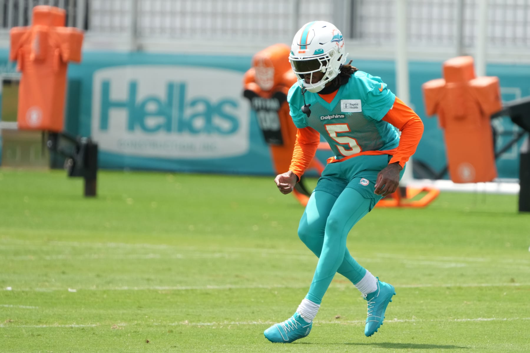 MIAMI GARDENS, FL - JUNE 08: Miami Dolphins cornerback Jalen Ramsey (5) runs drop back drills during the Miami Dolphins OTA on Thursday, June 8, 2023 at Baptist Health Training Facility in Miami Gardens Fla. (Photo by Peter Joneleit/Icon Sportswire via Getty Images)