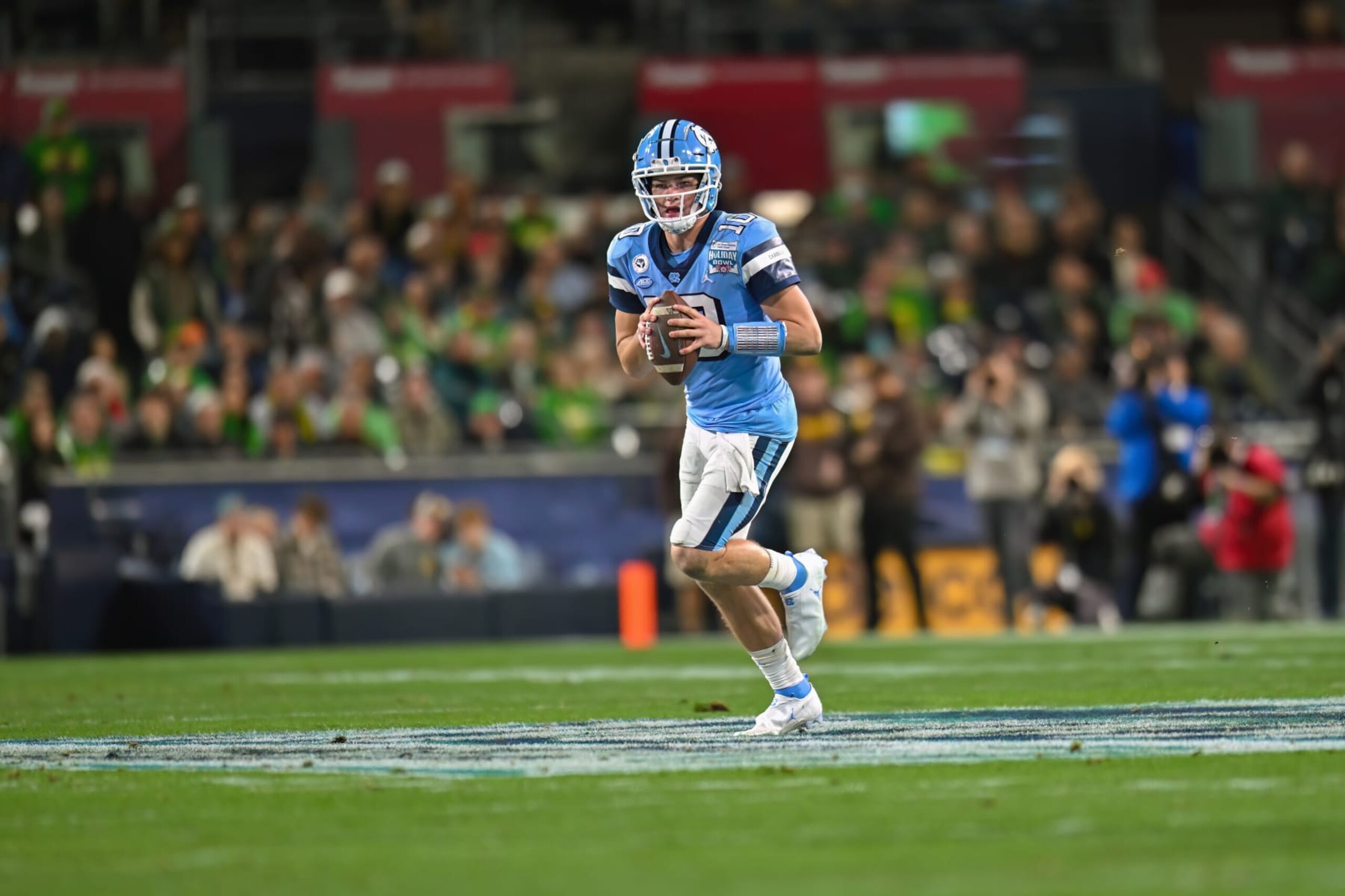 SAN DIEGO, CA - DECEMBER 28:  North Carolina Tar Heels quarterback Drake Maye (10) looks to pass during the San Diego County Credit Union Holiday Bowl football game between the Oregon Ducks and the North Carolina Tar Heels on December 28, 2022, at Petco Park in San Diego, CA.  (Photo by Justin Fine/Icon Sportswire via Getty Images)