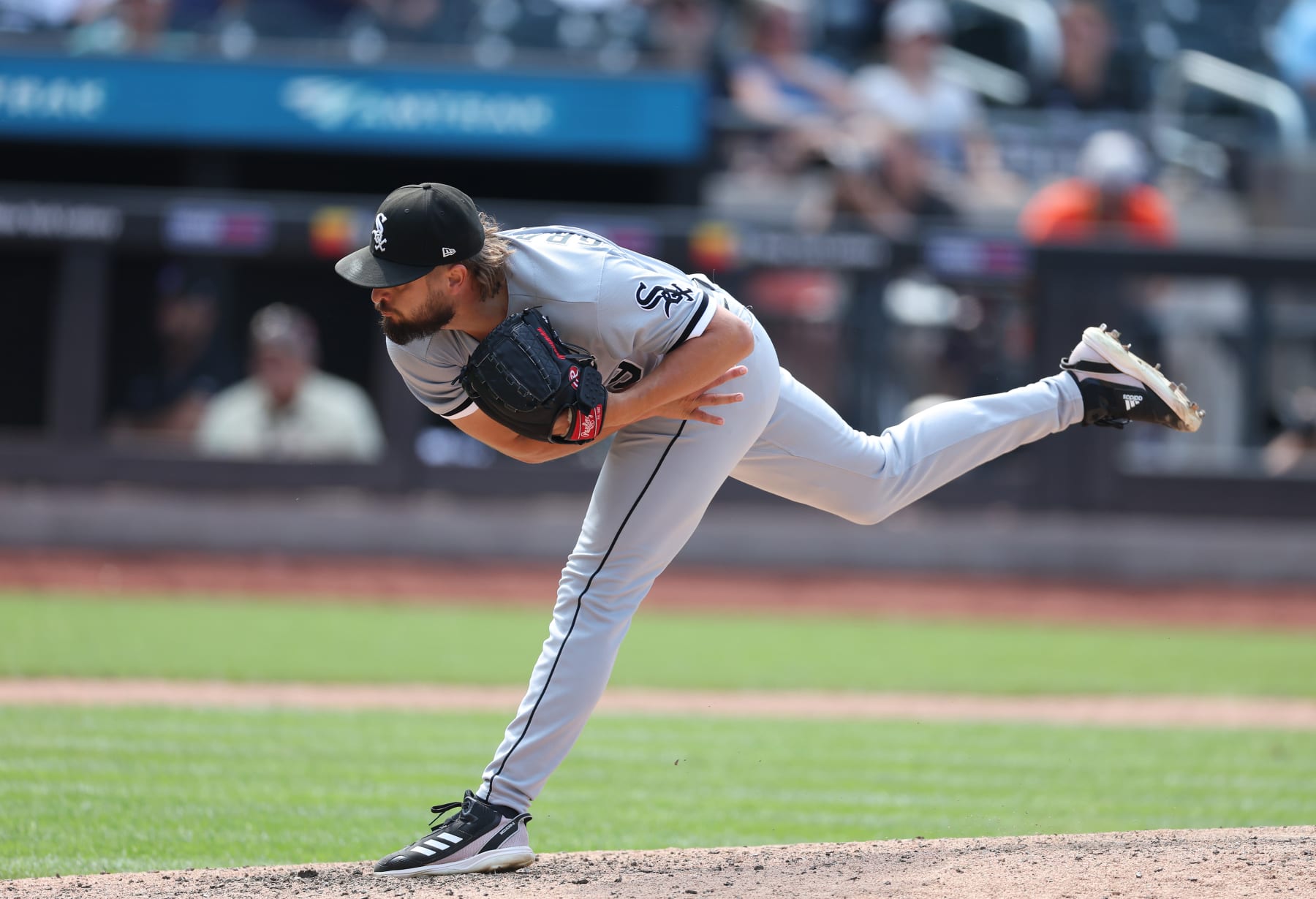 NEW YORK, NEW YORK - JULY 20:  Kendall Graveman #49 of the Chicago White Sox pitches against he New York Mets during their game  at Citi Field on July 20, 2023 in New York City. (Photo by Al Bello/Getty Images)