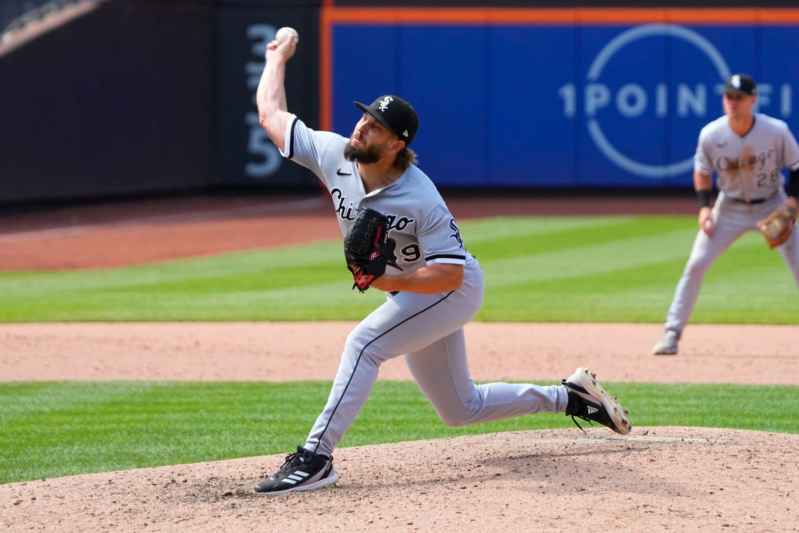 FLUSHING, NY - JULY 20: Chicago White Sox Pitcher Kendall Graveman (49) delivers a pitch during the ninth inning of the Major League Baseball game between the Chicago White Sox and New York Mets on July 20, 2023, at Citi Field in Flushing, NY. (Photo by Gregory Fisher/Icon Sportswire via Getty Images) FLUSHING, NY - JULY 20: Chicago White Sox Pitcher Kendall Graveman (49) delivers a pitch during the ninth inning of the Major League Baseball game between the Chicago White Sox and New York Mets on July 20, 2023, at Citi Field in Flushing, NY. (Photo by Gregory Fisher/Icon Sportswire via Getty Images)