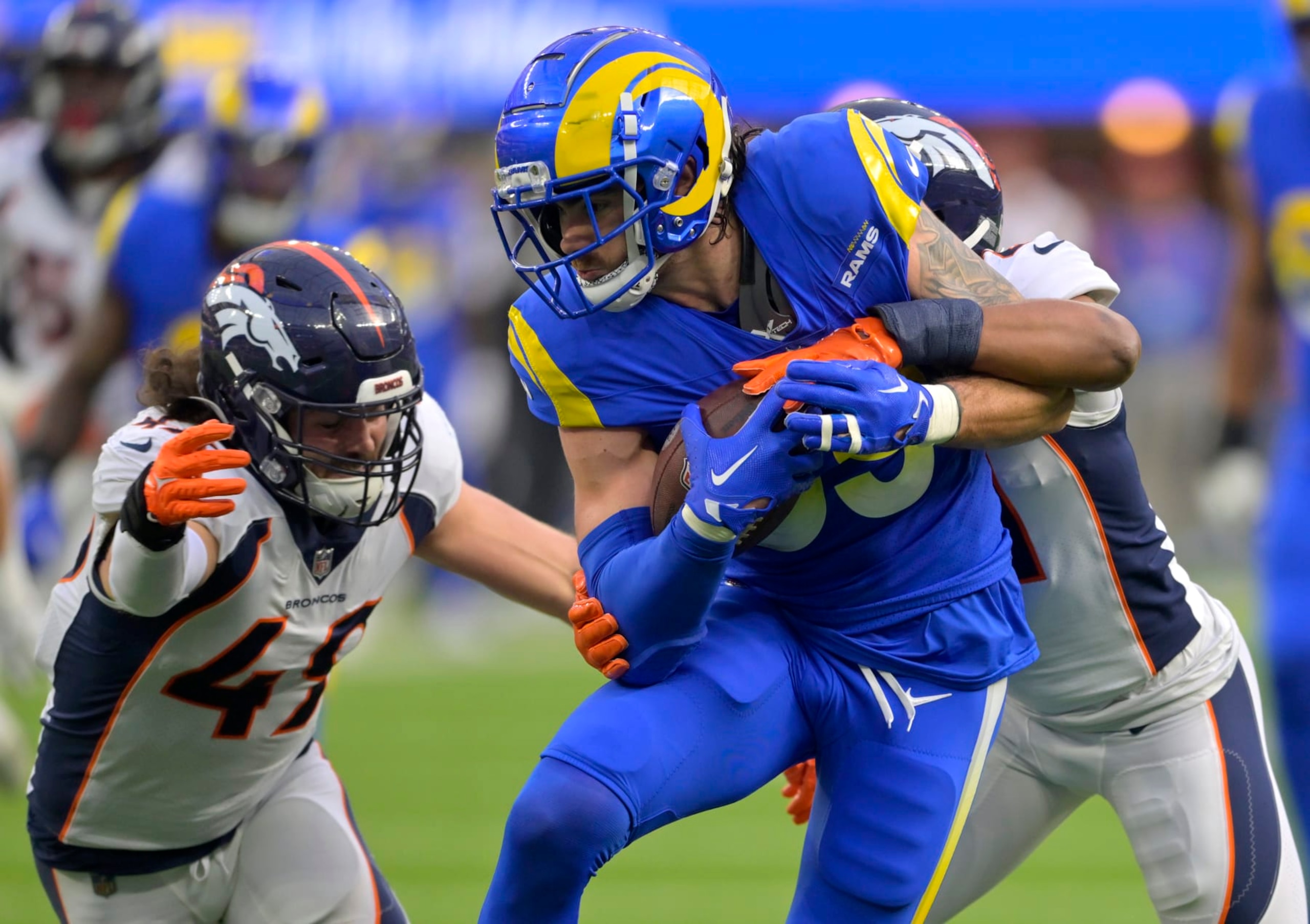 INGLEWOOD, CA - DECEMBER 25: Tight end Tyler Higbee #89 of the Los Angeles Rams runs the ball after a complete pass against the Denver Broncos at SoFi Stadium on December 25, 2022 in Inglewood, California. (Photo by Jayne Kamin-Oncea/Getty Images) INGLEWOOD, CA - DECEMBER 25: Tight end Tyler Higbee #89 of the Los Angeles Rams runs the ball after a complete pass against the Denver Broncos at SoFi Stadium on December 25, 2022 in Inglewood, California. (Photo by Jayne Kamin-Oncea/Getty Images)