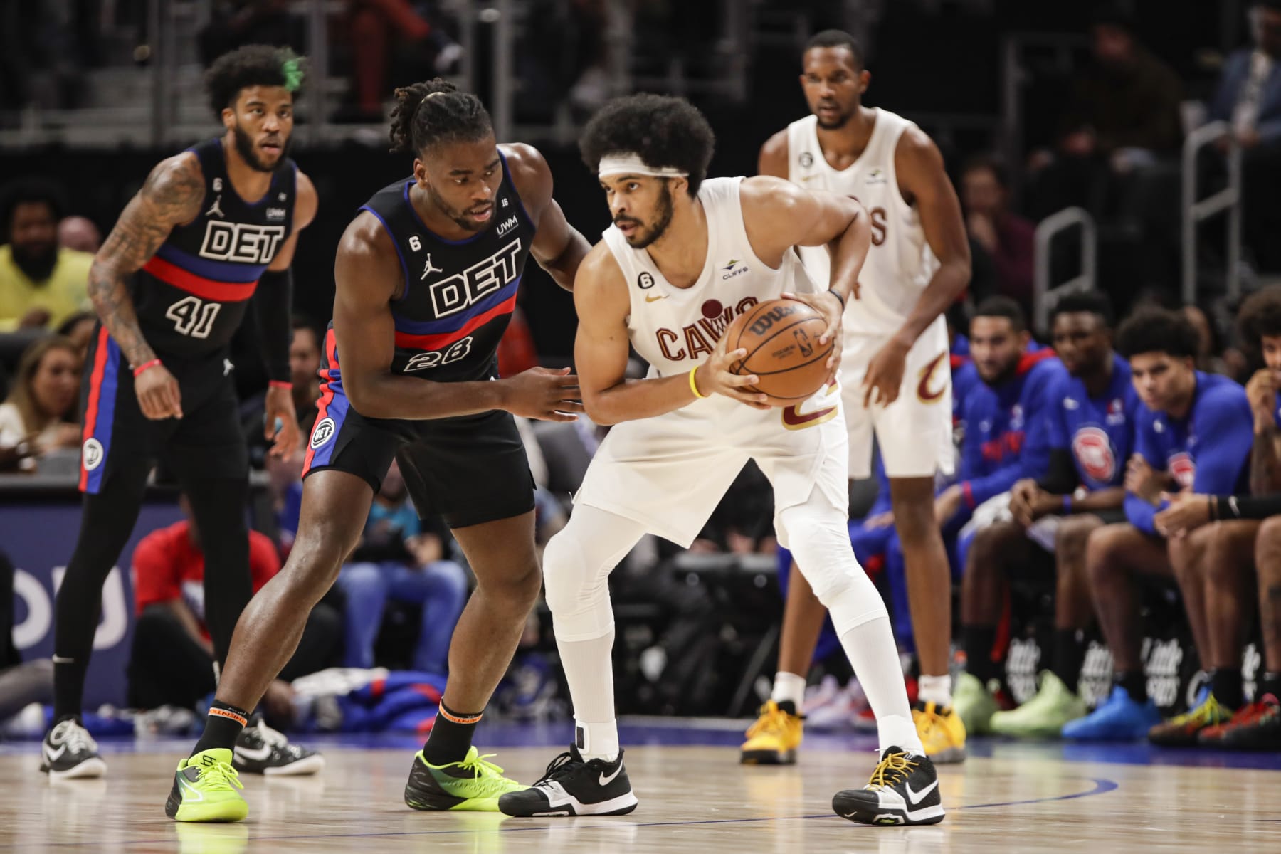 DETROIT, MI - NOVEMBER 4: Isaiah Stewart #28 of the Detroit Pistons plays defense on Jarrett Allen #31 of the Cleveland Cavaliers on November 4, 2022 at Little Caesars Arena in Detroit, Michigan. NOTE TO USER: User expressly acknowledges and agrees that, by downloading and/or using this photograph, User is consenting to the terms and conditions of the Getty Images License Agreement. Mandatory Copyright Notice: Copyright 2022 NBAE (Photo by Brian Sevald/NBAE via Getty Images)