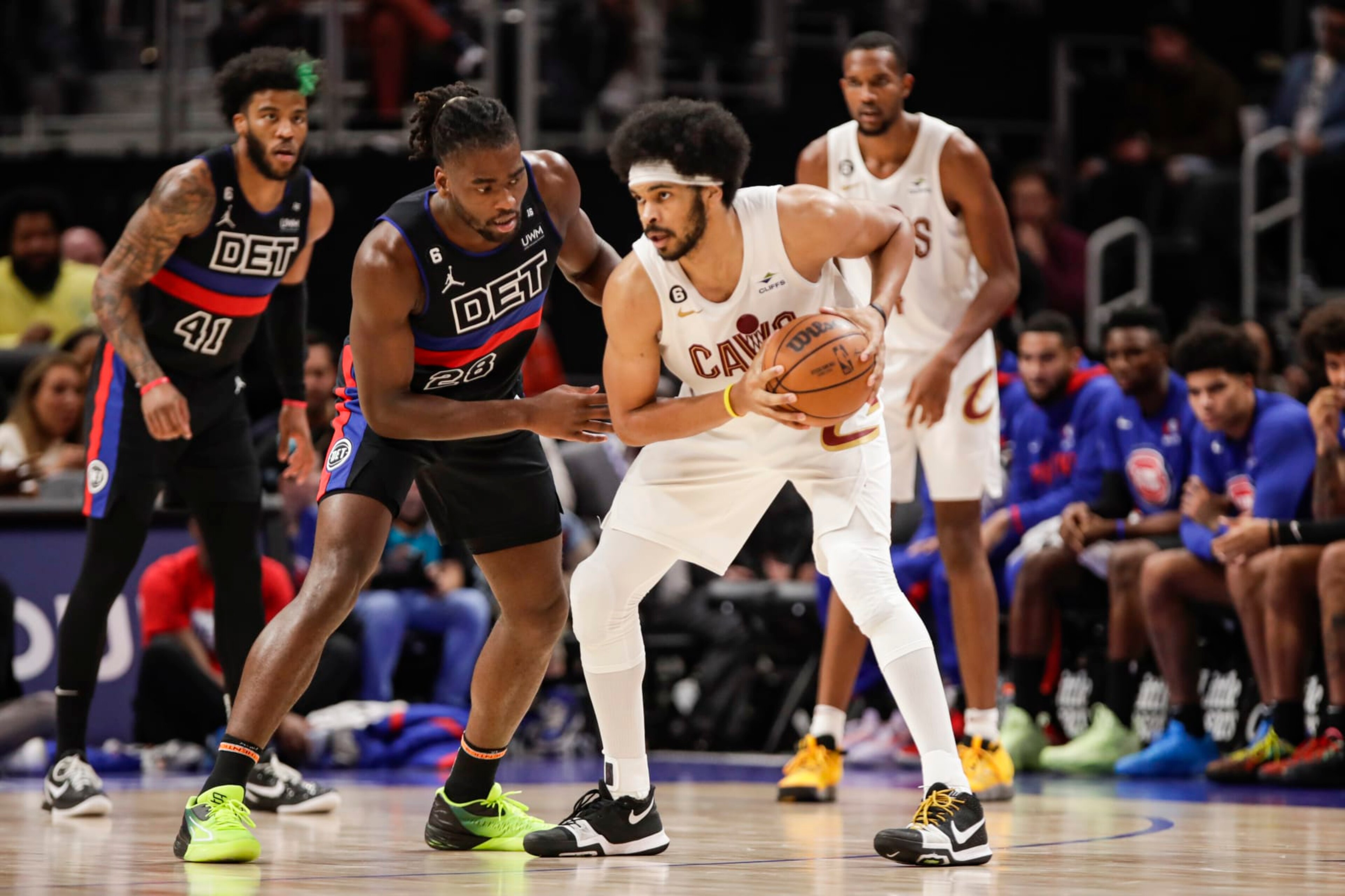 DETROIT, MI - NOVEMBER 4: Isaiah Stewart #28 of the Detroit Pistons plays defense on Jarrett Allen #31 of the Cleveland Cavaliers on November 4, 2022 at Little Caesars Arena in Detroit, Michigan. NOTE TO USER: User expressly acknowledges and agrees that, by downloading and/or using this photograph, User is consenting to the terms and conditions of the Getty Images License Agreement. Mandatory Copyright Notice: Copyright 2022 NBAE (Photo by Brian Sevald/NBAE via Getty Images)