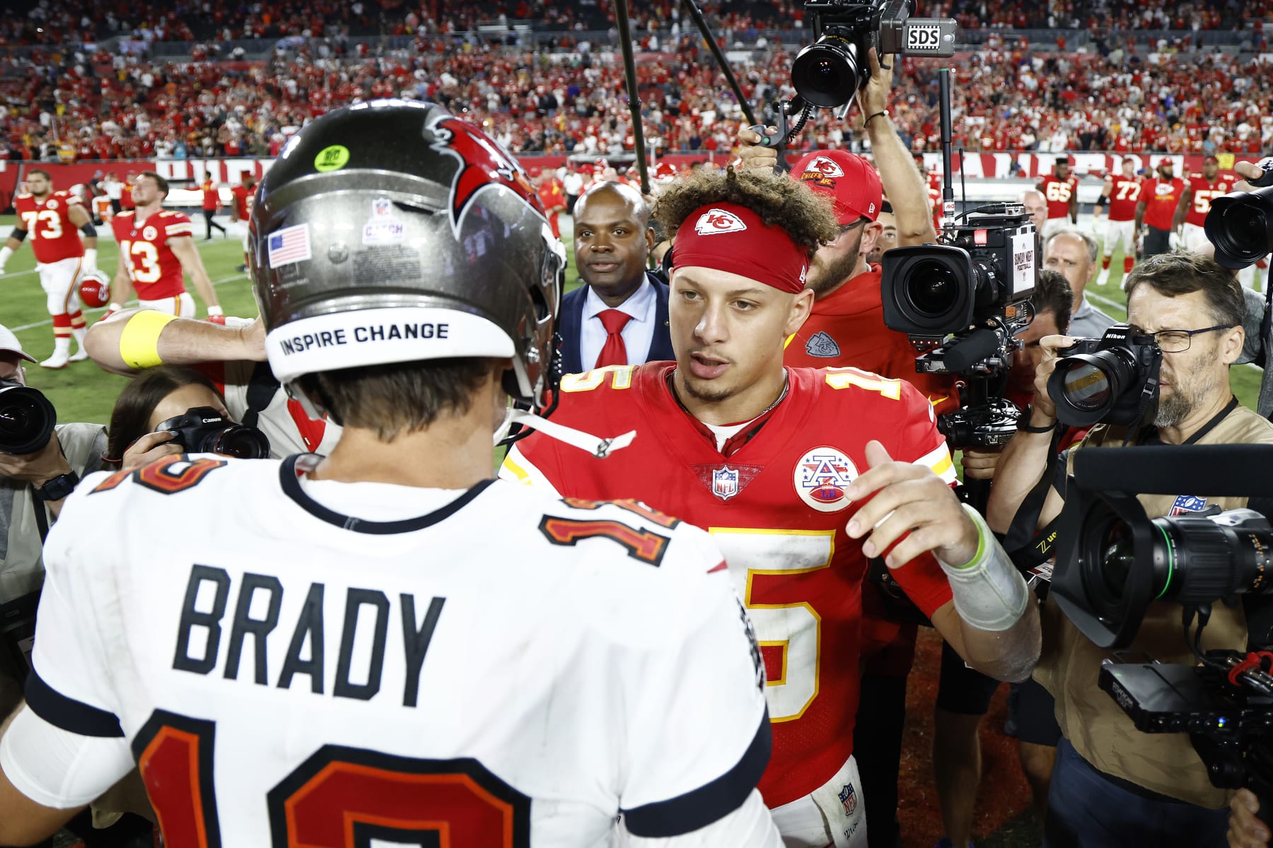 TAMPA, FLORIDA - OCTOBER 02: Patrick Mahomes #15 of the Kansas City Chiefs shakes hands with Tom Brady #12 of the Tampa Bay Buccaneers after defeating the Tampa Bay Buccaneers 41-31 at Raymond James Stadium on October 02, 2022 in Tampa, Florida. (Photo by Douglas P. DeFelice/Getty Images)