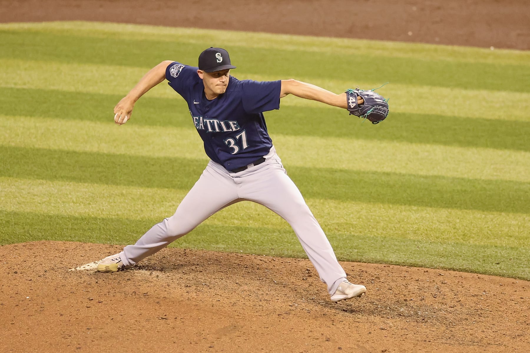 PHOENIX, ARIZONA - JULY 28: Relief pitcher Paul Sewald #37 of the Seattle Mariners pitches against the Arizona Diamondbacks during the MLB game at Chase Field on July 28, 2023 in Phoenix, Arizona. (Photo by Christian Petersen/Getty Images)