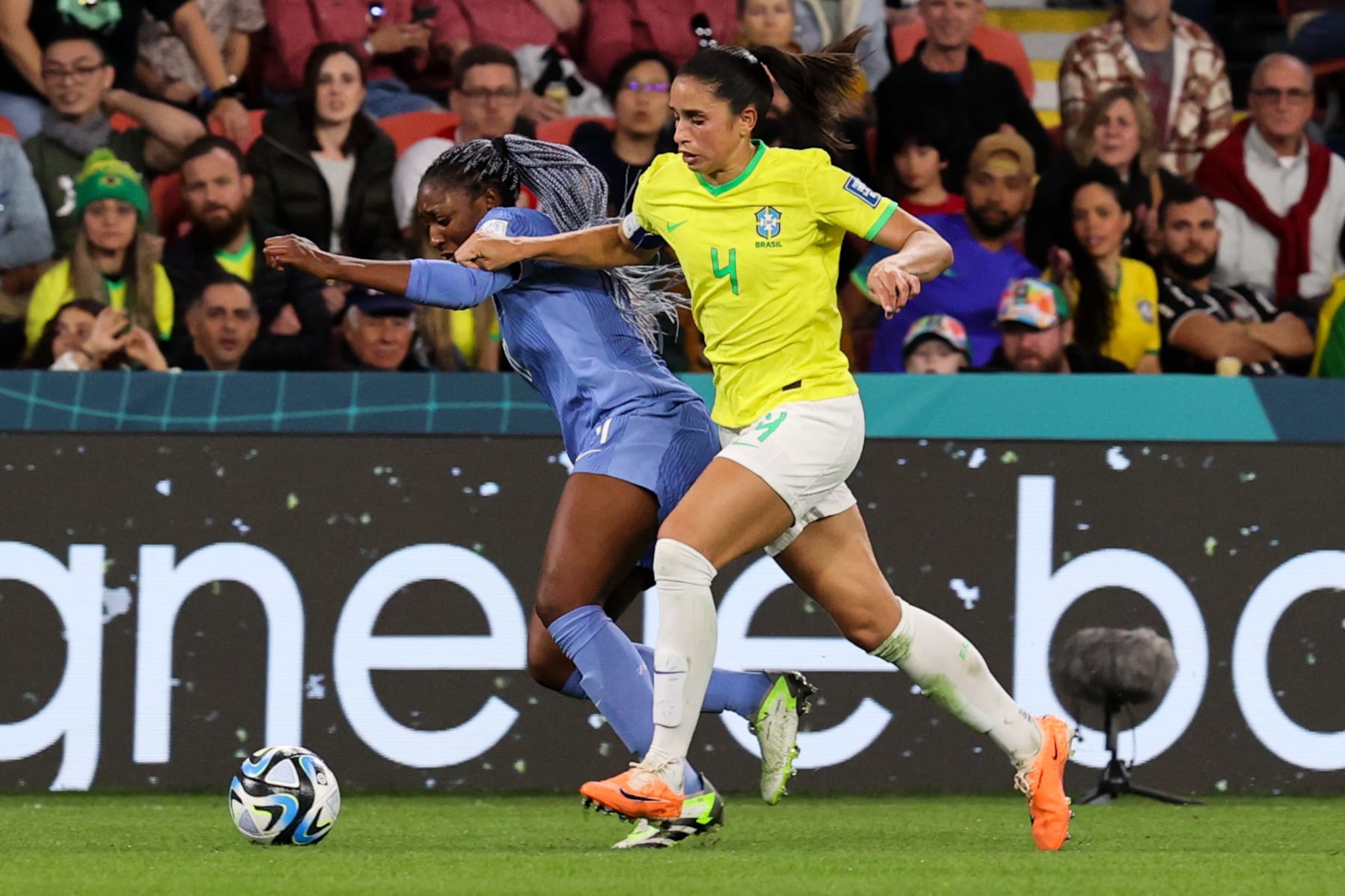 BRISBANE, AUSTRALIA - JULY 29: Rafaelle #4 of Brazil competes for the ball with Kadidiatou Diani #11 of France during the FIFA Women's World Cup Australia & New Zealand 2023 Group F match between France and Brazil at Brisbane Stadium on July 29, 2023 in Brisbane / Meaanjin, Australia. (Photo by Zhizhao Wu/Getty Images )