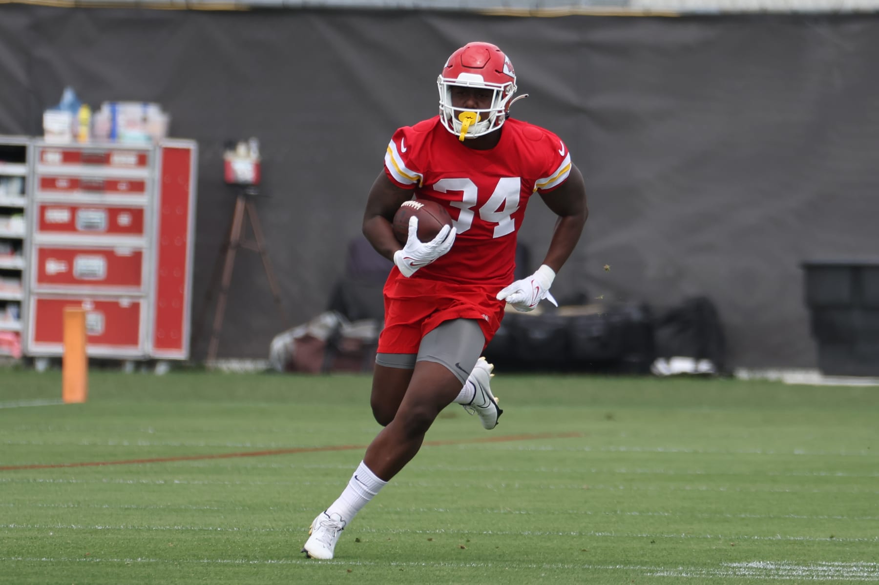 KANSAS CITY, MO - JUNE 08: Kansas City Chiefs running back Deneric Prince (34) runs with the ball during OTA's on June 8, 2023 at the Kansas City Chiefs Training Facility in Kansas City, MO.  (Photo by Scott Winters/Icon Sportswire via Getty Images)