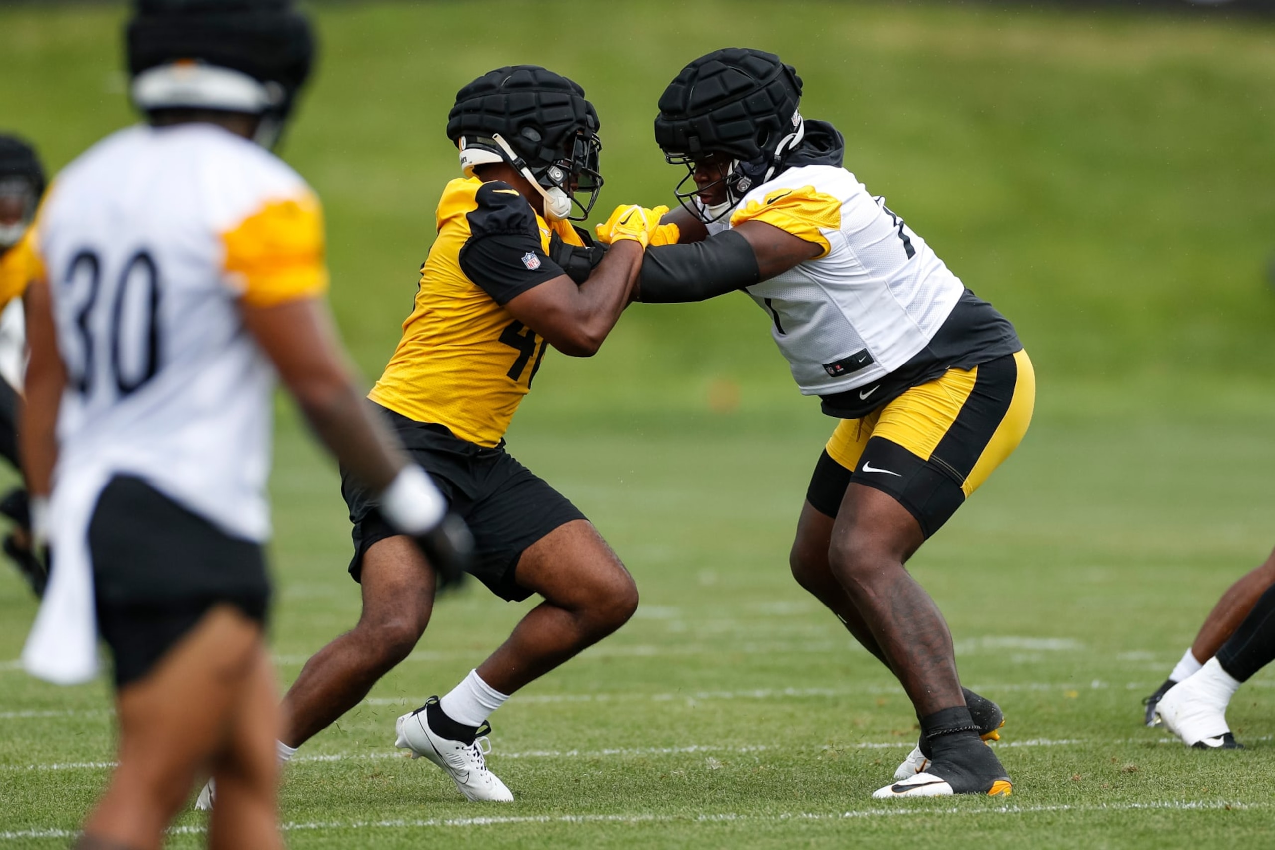 LATROBE, PA - JULY 29: Pittsburgh Steelers offensive tackle Broderick Jones (77) participates in a drill with linebacker Quincy Roche (48) during the team's training camp at Saint Vincent College on July 29, 2023, in Latrobe, PA. (Photo by Brandon Sloter/Icon Sportswire via Getty Images)