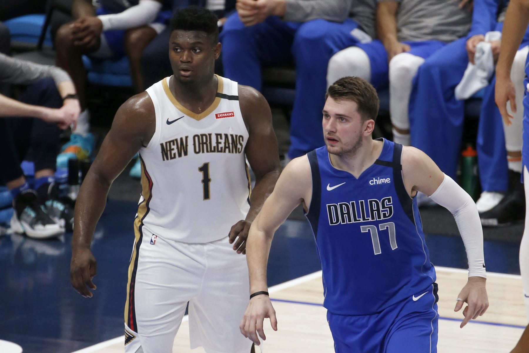 Zion Williamson, de los Pelicans de Nueva Orleáns, y Luka Doncic, de los Mavericks de Dallas, disputan el encuentro del miércoles 4 de marzo de 2020 (AP Foto/Michael Ainsworth)
