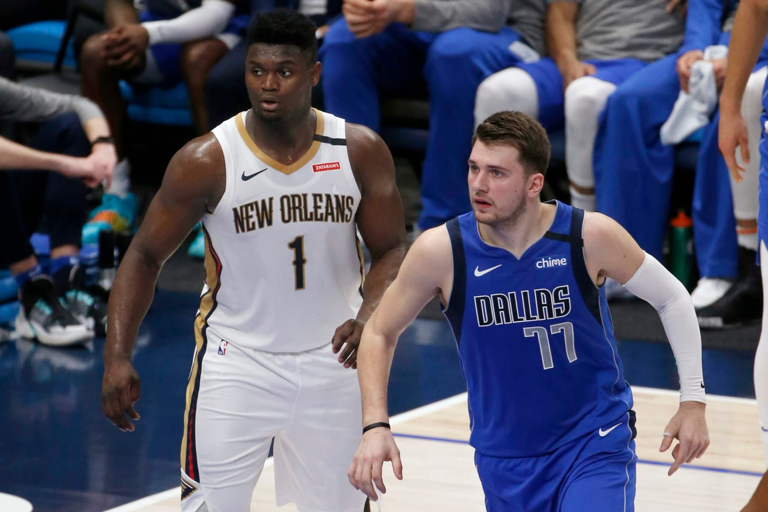 Zion Williamson, de los Pelicans de Nueva Orleáns, y Luka Doncic, de los Mavericks de Dallas, disputan el encuentro del miércoles 4 de marzo de 2020 (AP Foto/Michael Ainsworth)